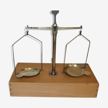 Balance of jeweller accuracy in box with weight trebuchet