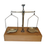 Balance of jeweller accuracy in box with weight trebuchet