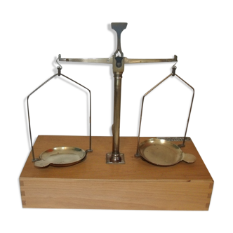 Balance of jeweller accuracy in box with weight trebuchet