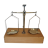 Balance of jeweller accuracy in box with weight trebuchet