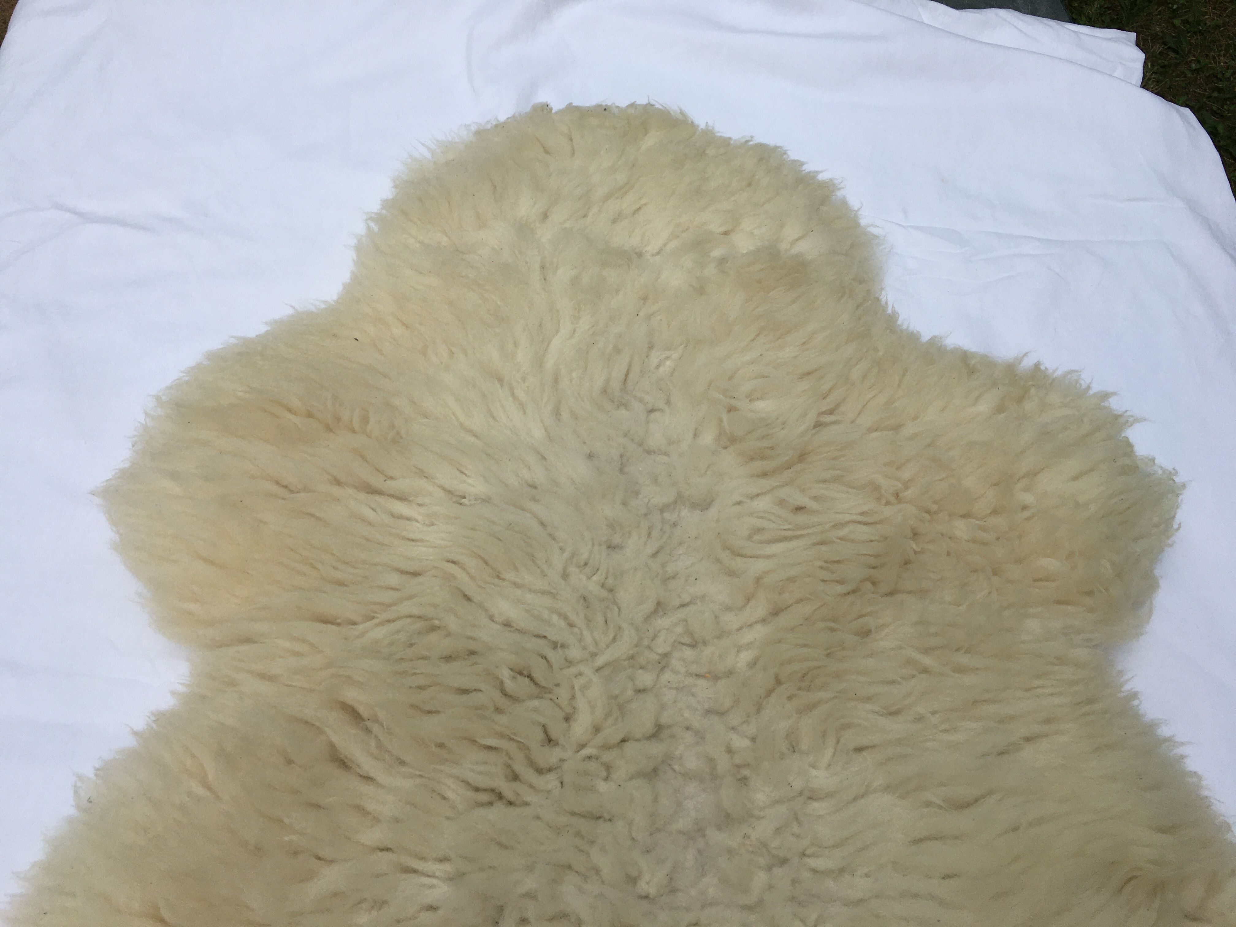 Thick and natural tanned sheepskin 100 cm x 60 cm