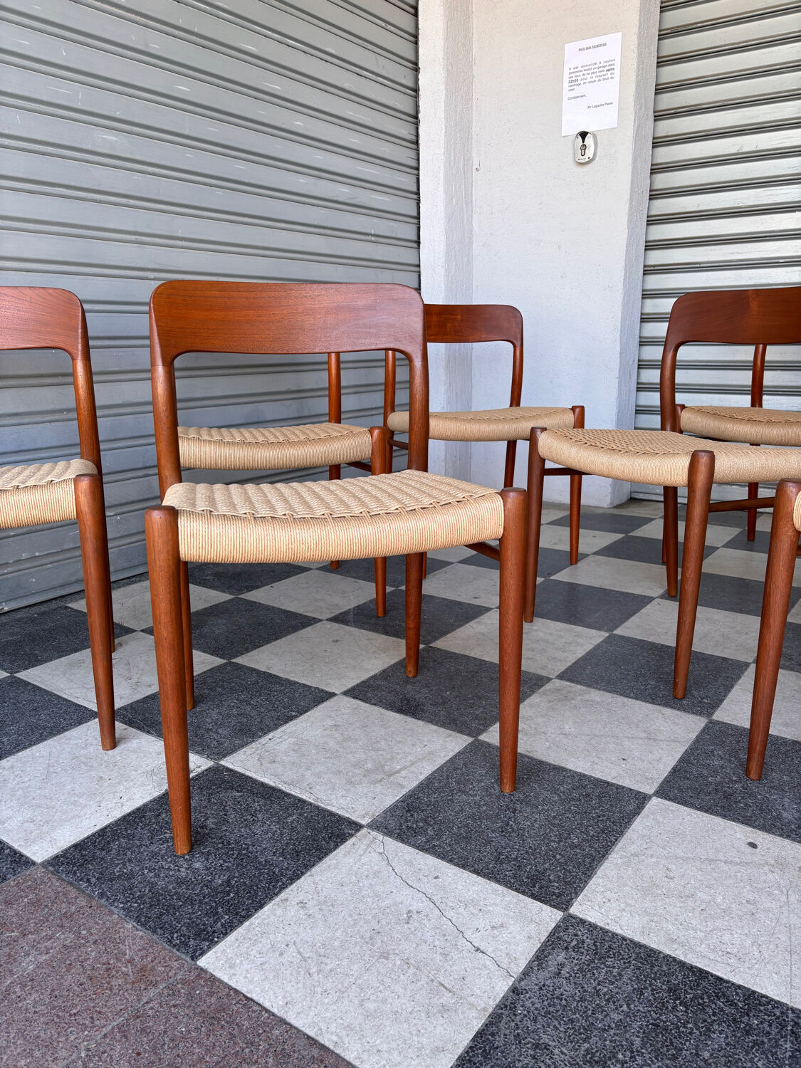 Série de 8 chaises Møller 75
