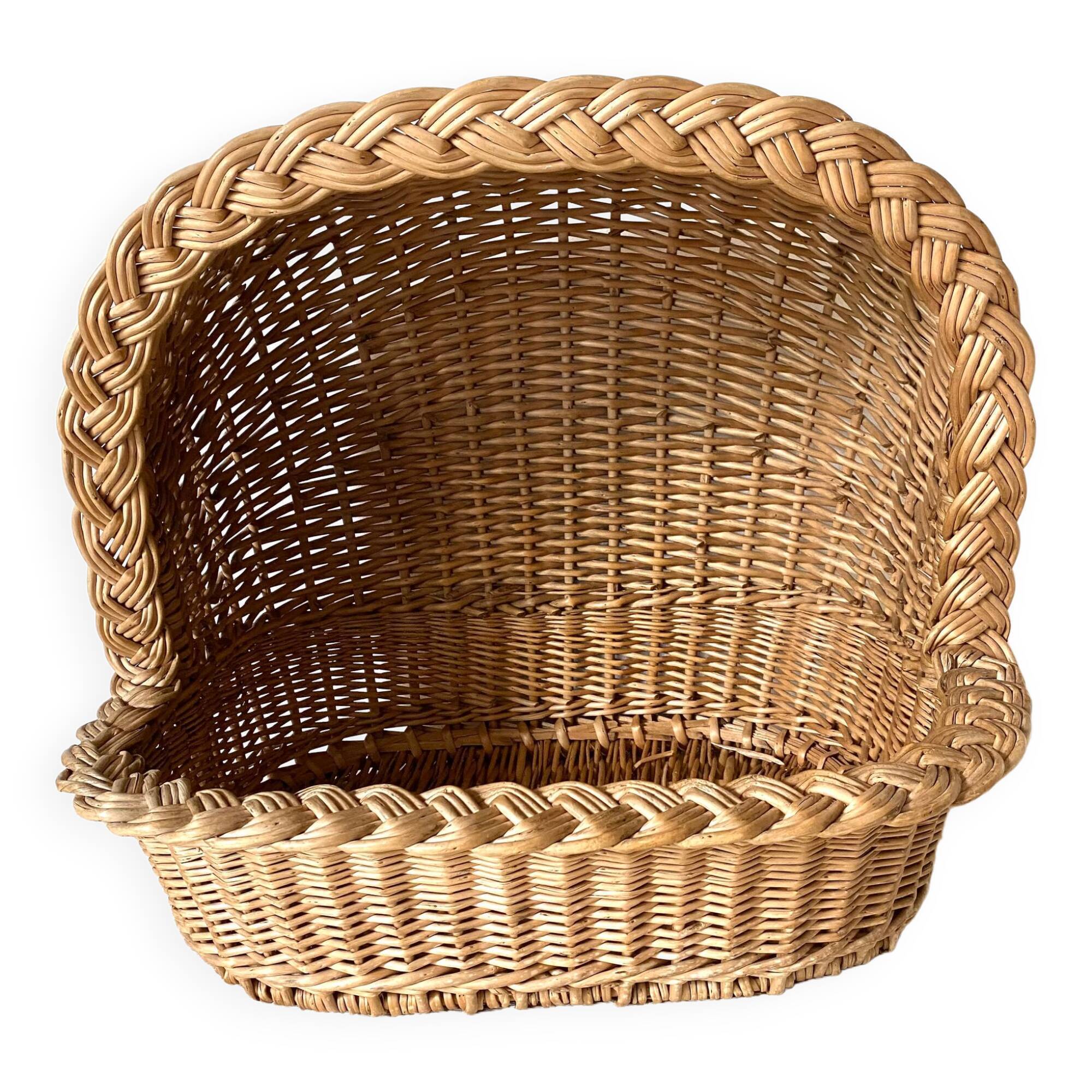 Woven wicker cat basket