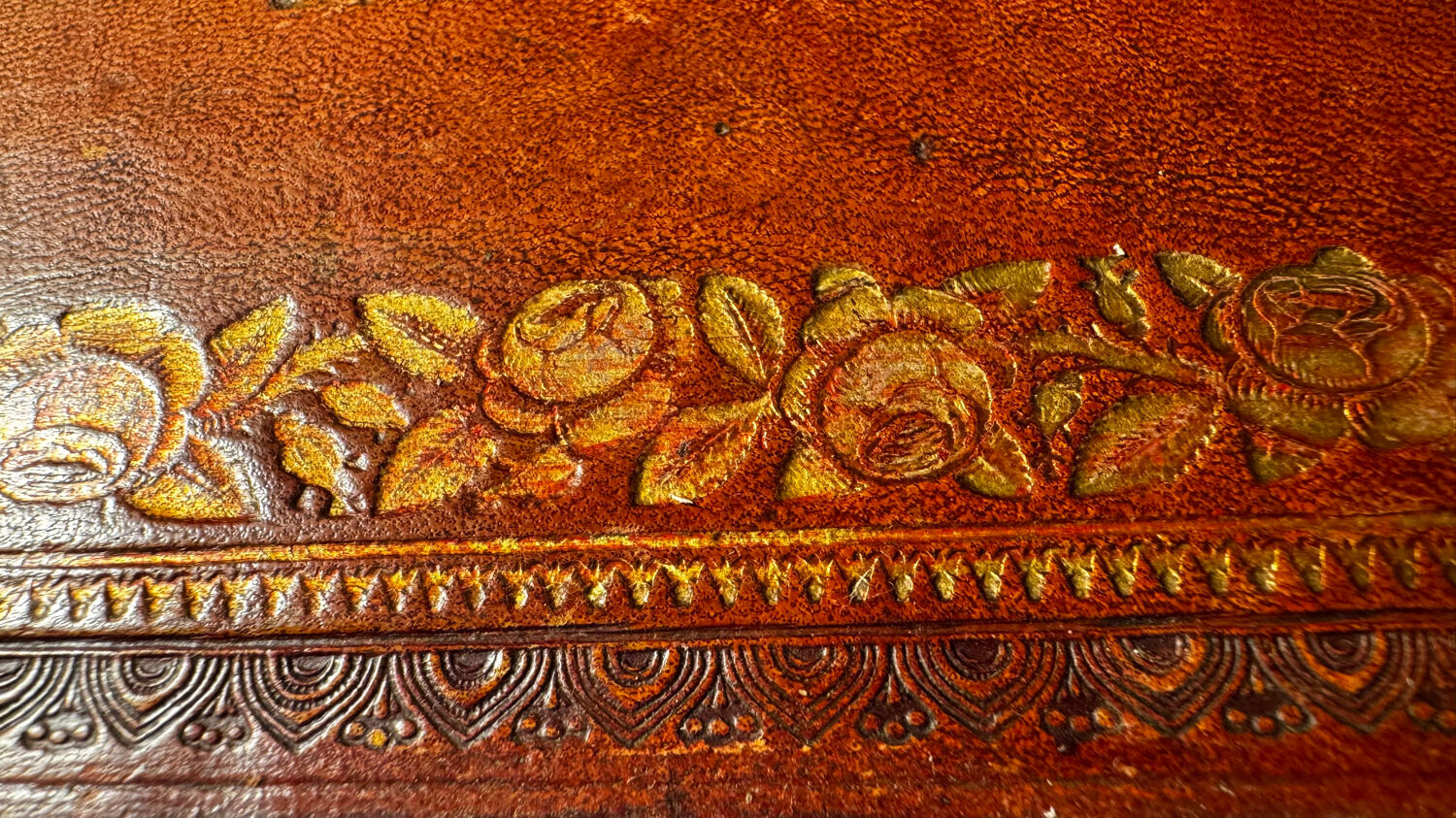 Mahogany and leather coffee table from the 19th century.
