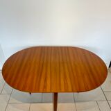 Extendable teak round table