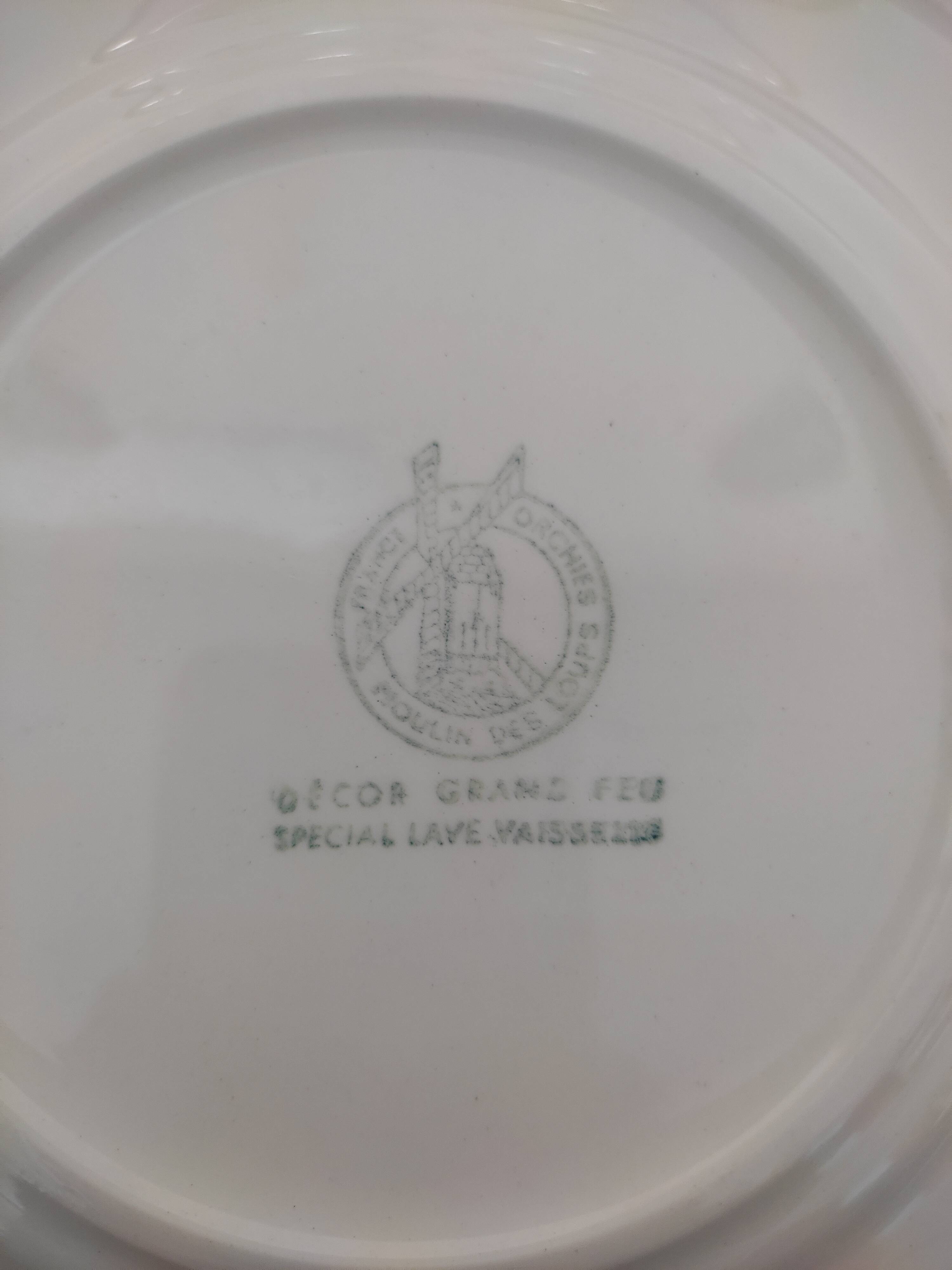 Plate dessert mill of wolves