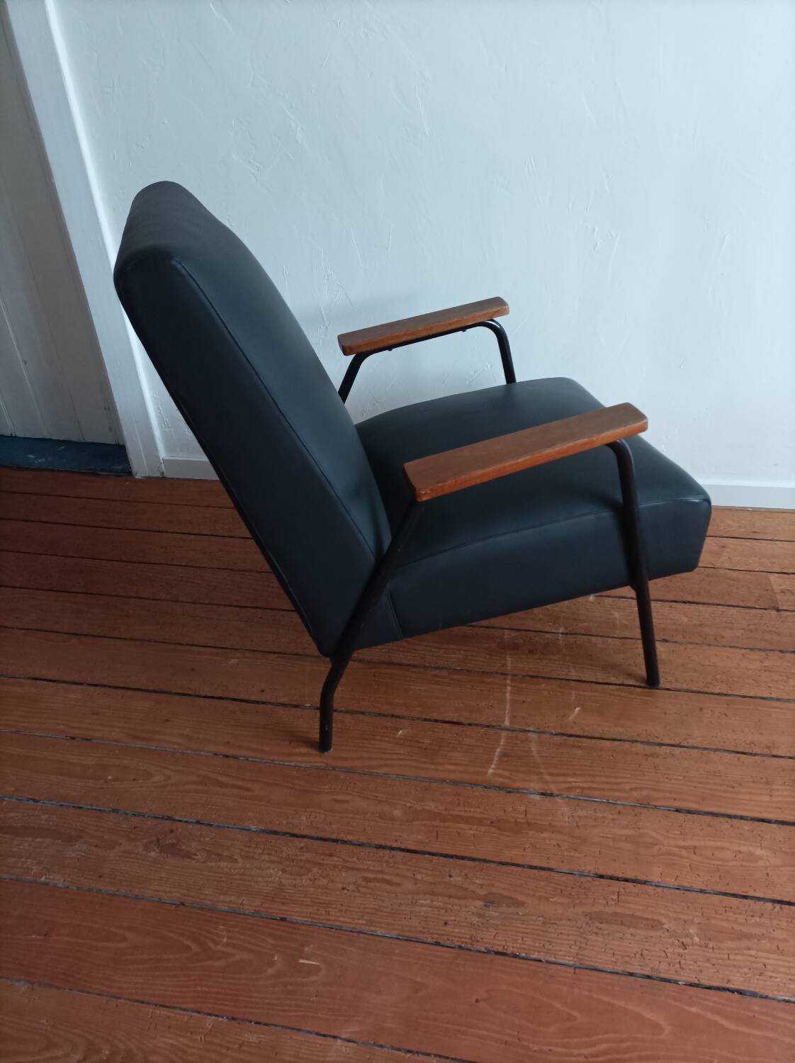 Fauteuil vintage en cuir et métal noir