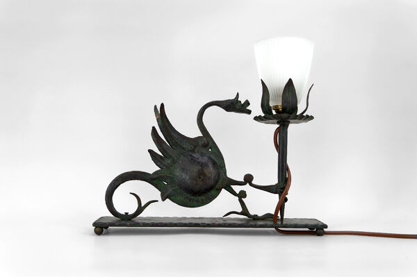 Lampe à poser au dragon en fer forgé, circa 1900