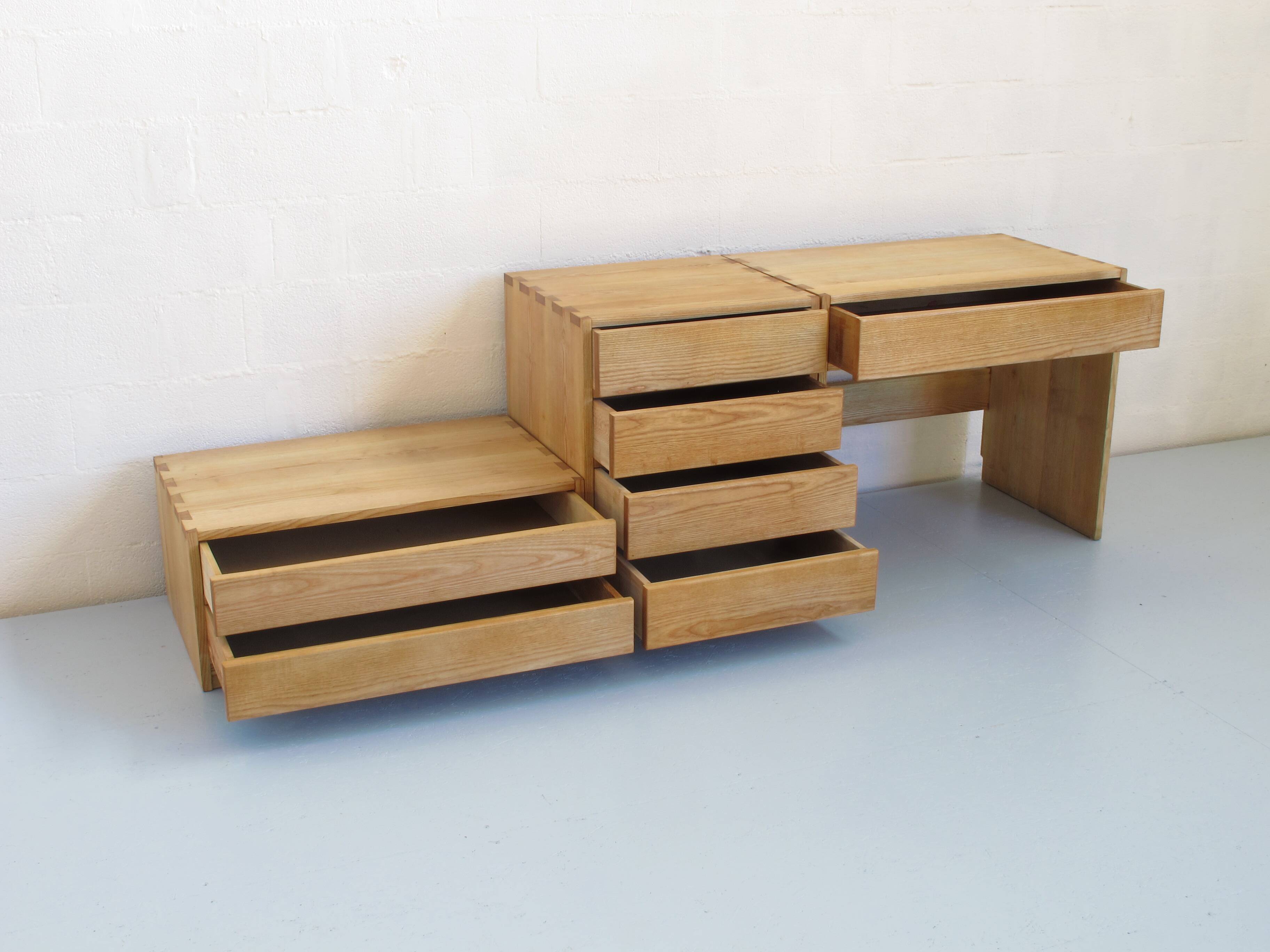 Trois commodes et consoles à tiroirs en frêne naturel huilé