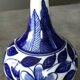 Ancien vase soliflore en porcelaine à décor floral bleu d’asie 18 cm