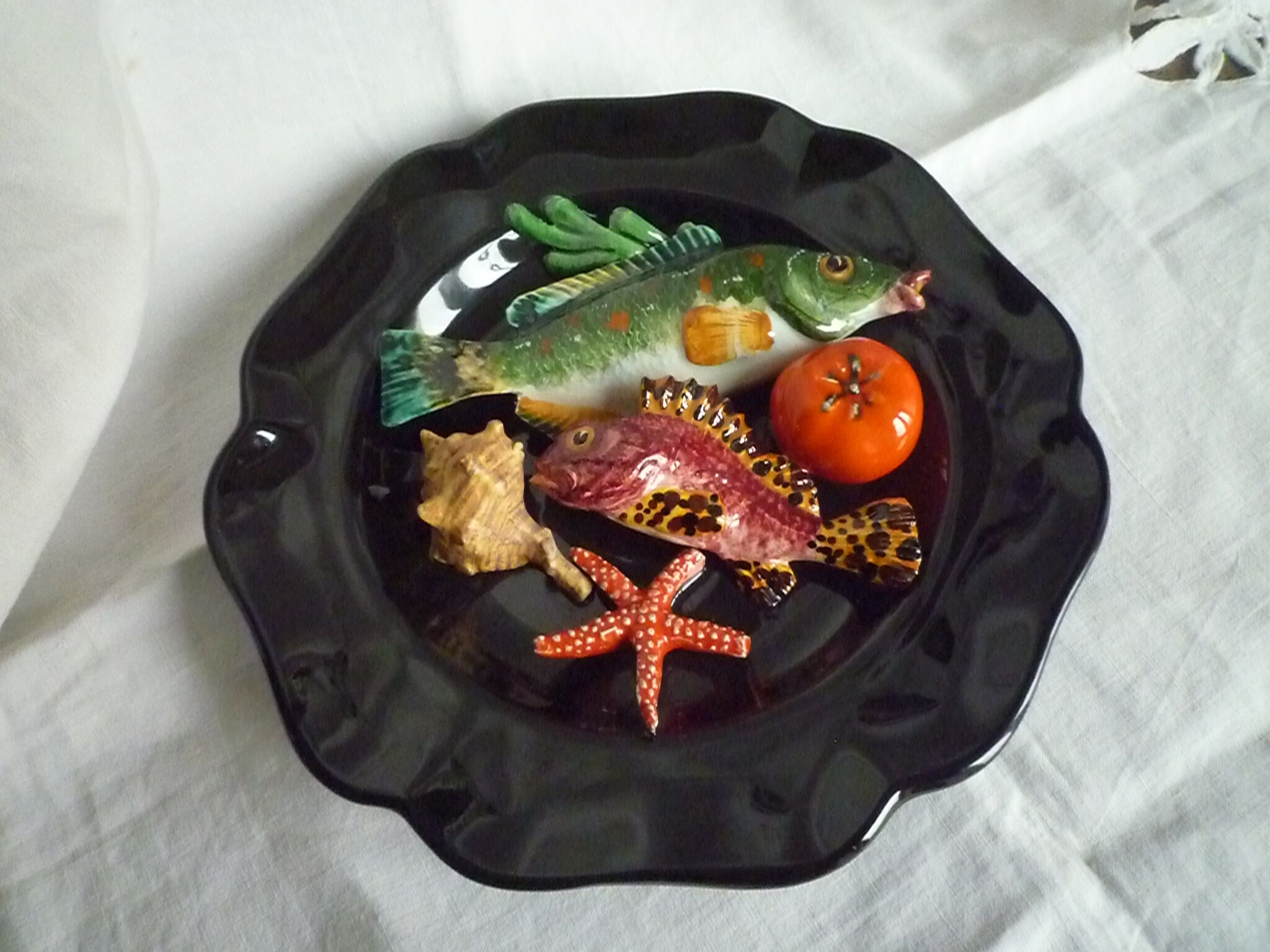 Decorative plate slurry style Vallauris theme fish