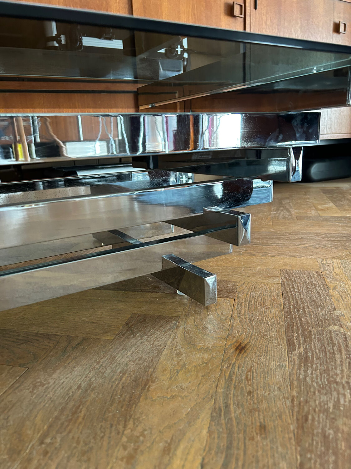 70s design coffee table in rectangular glass with chrome legs.