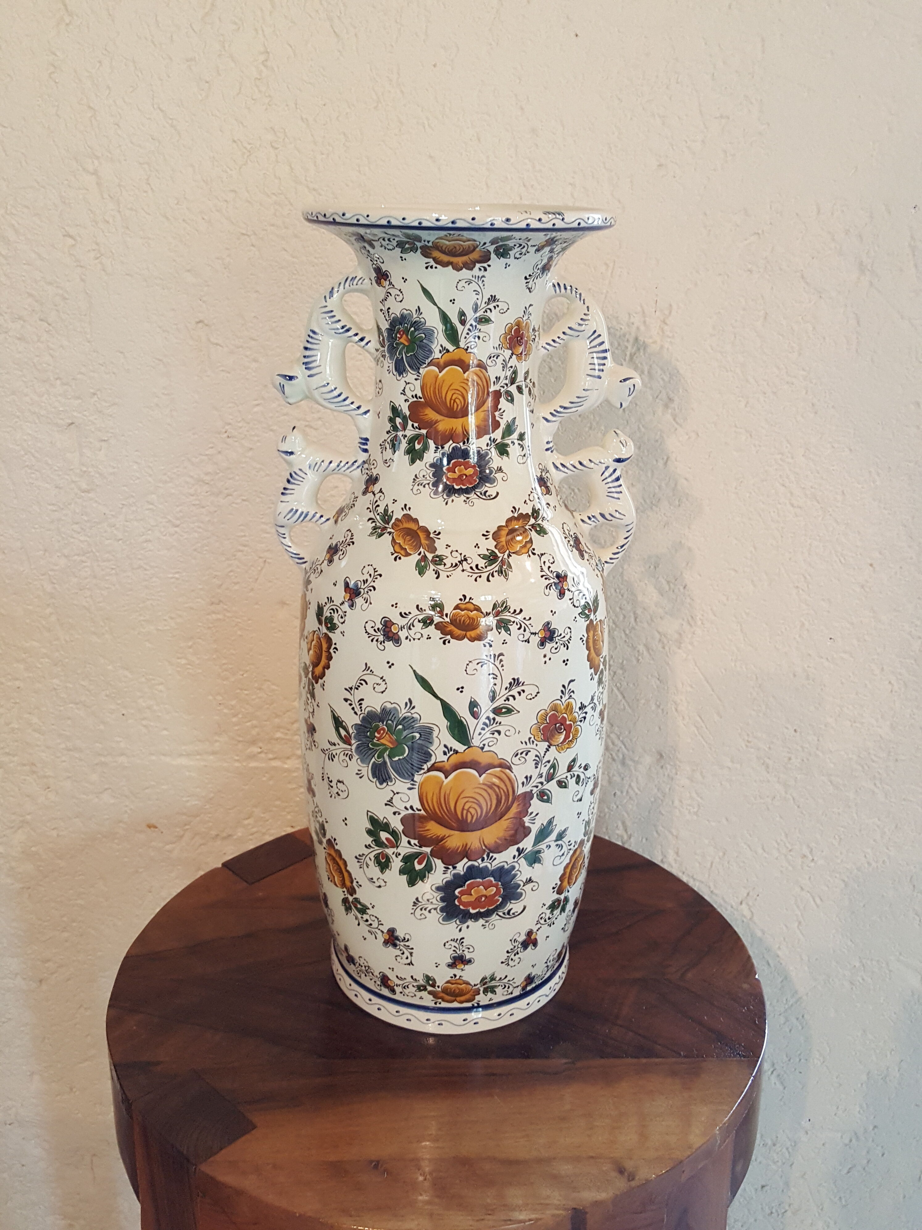 Vase faïencerie Hubert Béquet décor floral anses singes ou chats