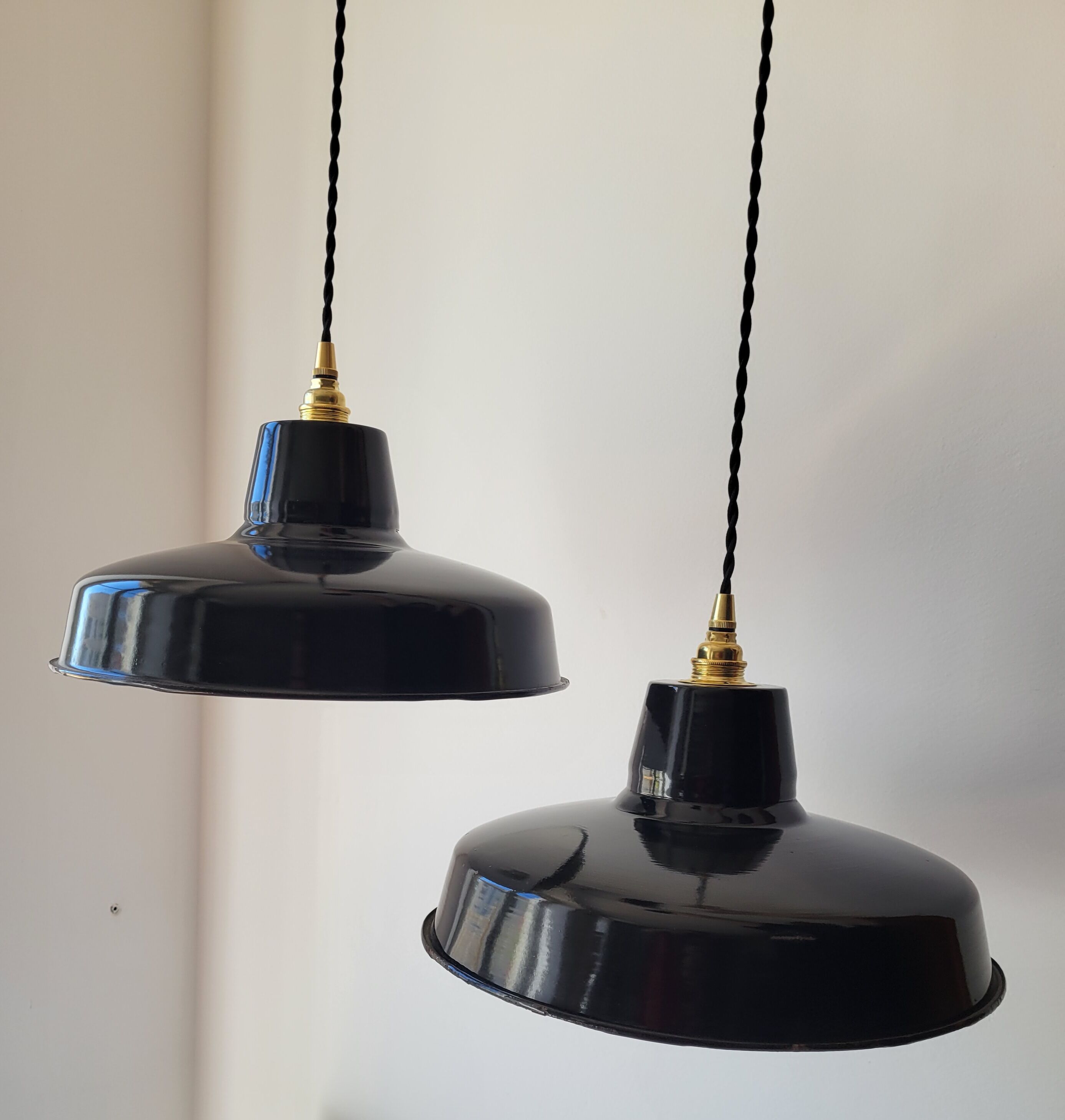 Duo of suspensions in enamelled sheet metal