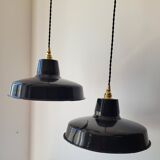 Duo of suspensions in enamelled sheet metal