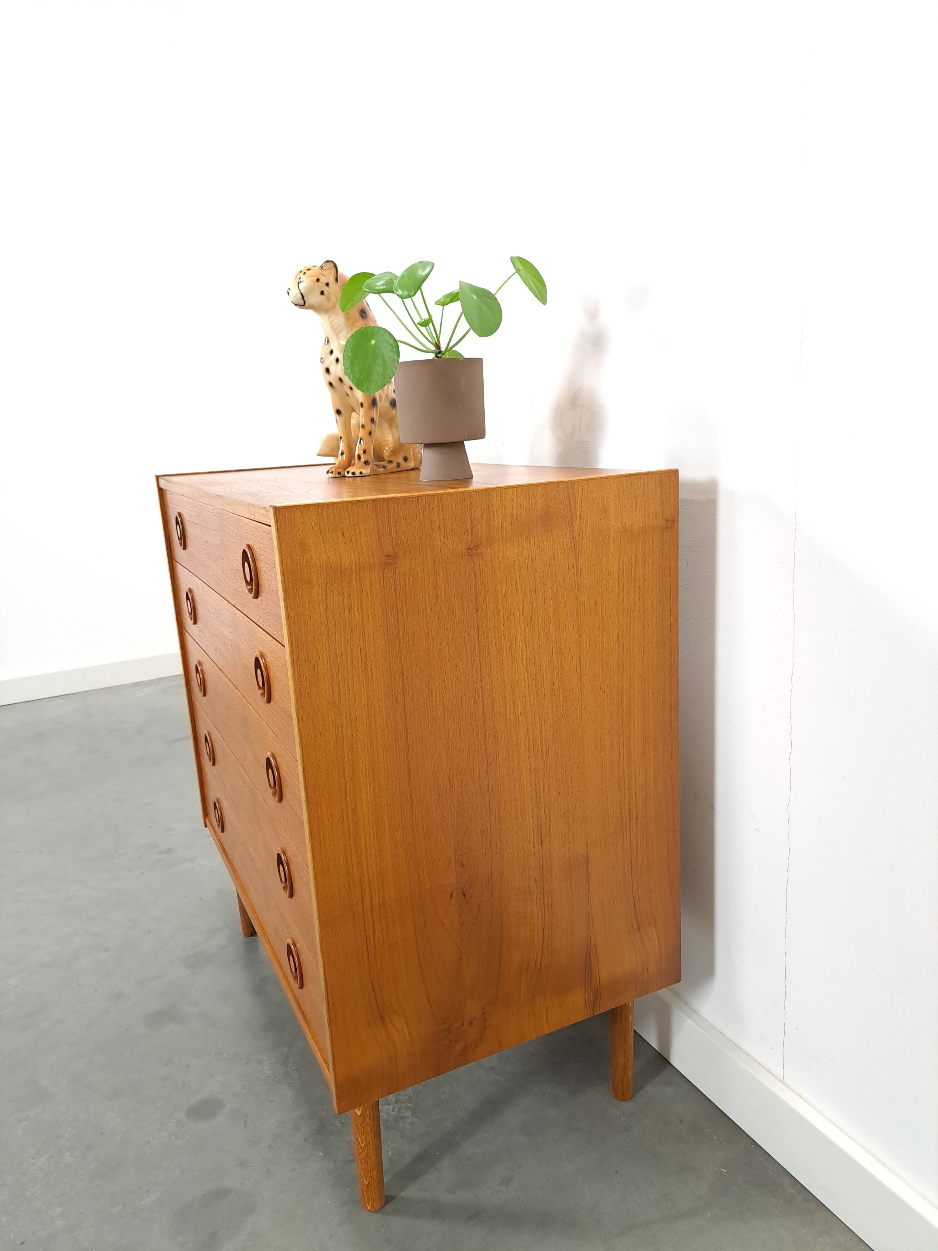 Commode en teck du Danemark avec 5 tiroirs.