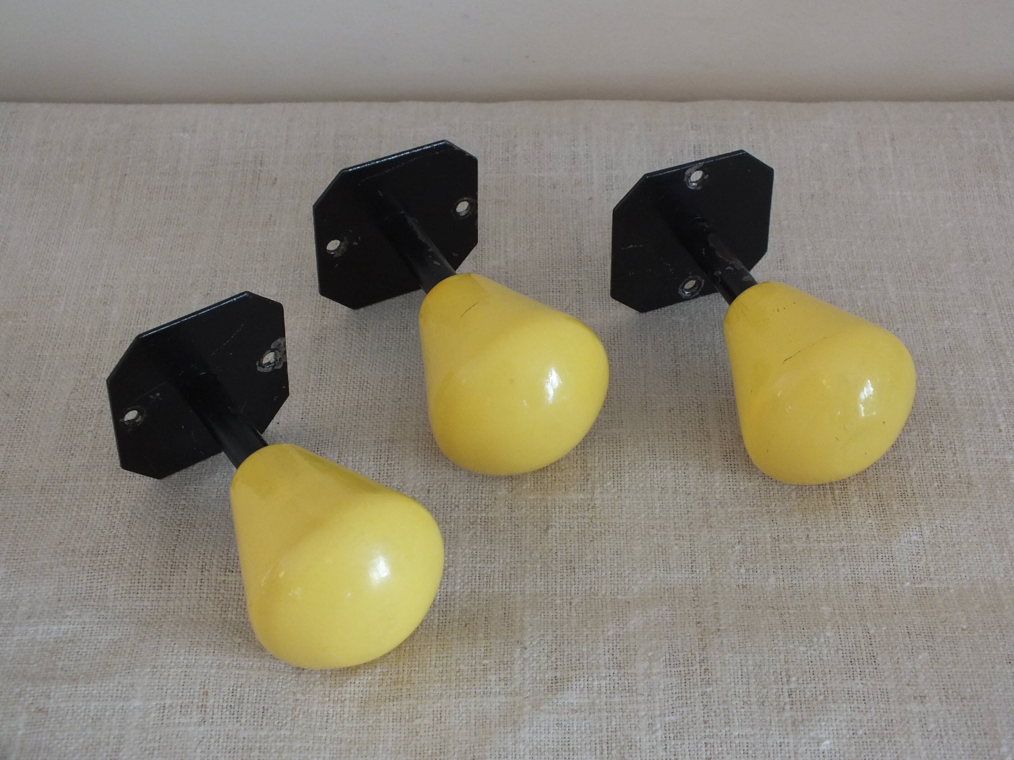3 vintage coat/door hooks from the 50s/60s black/yellow