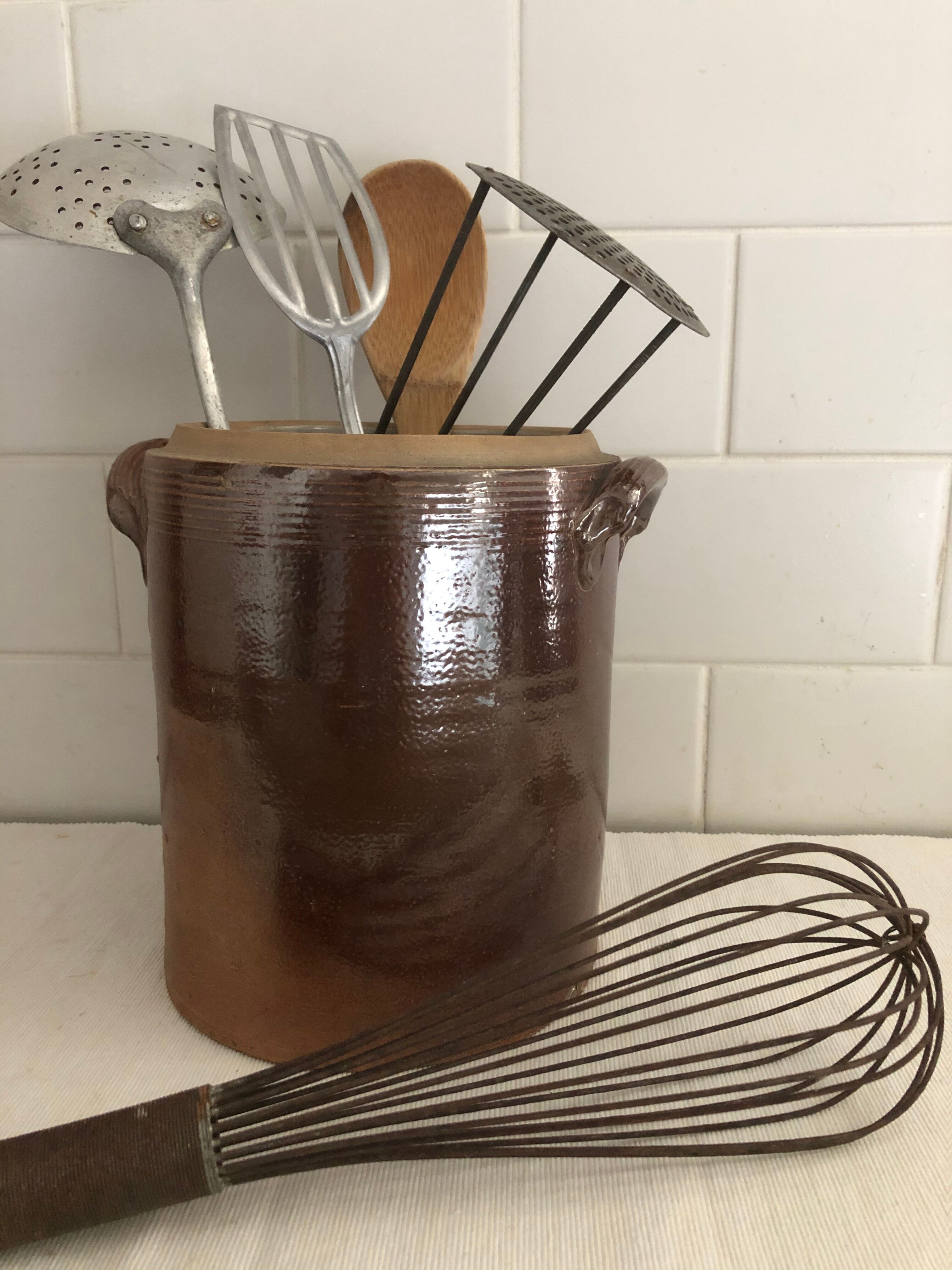 Vernified sandstone pot, country kitchen