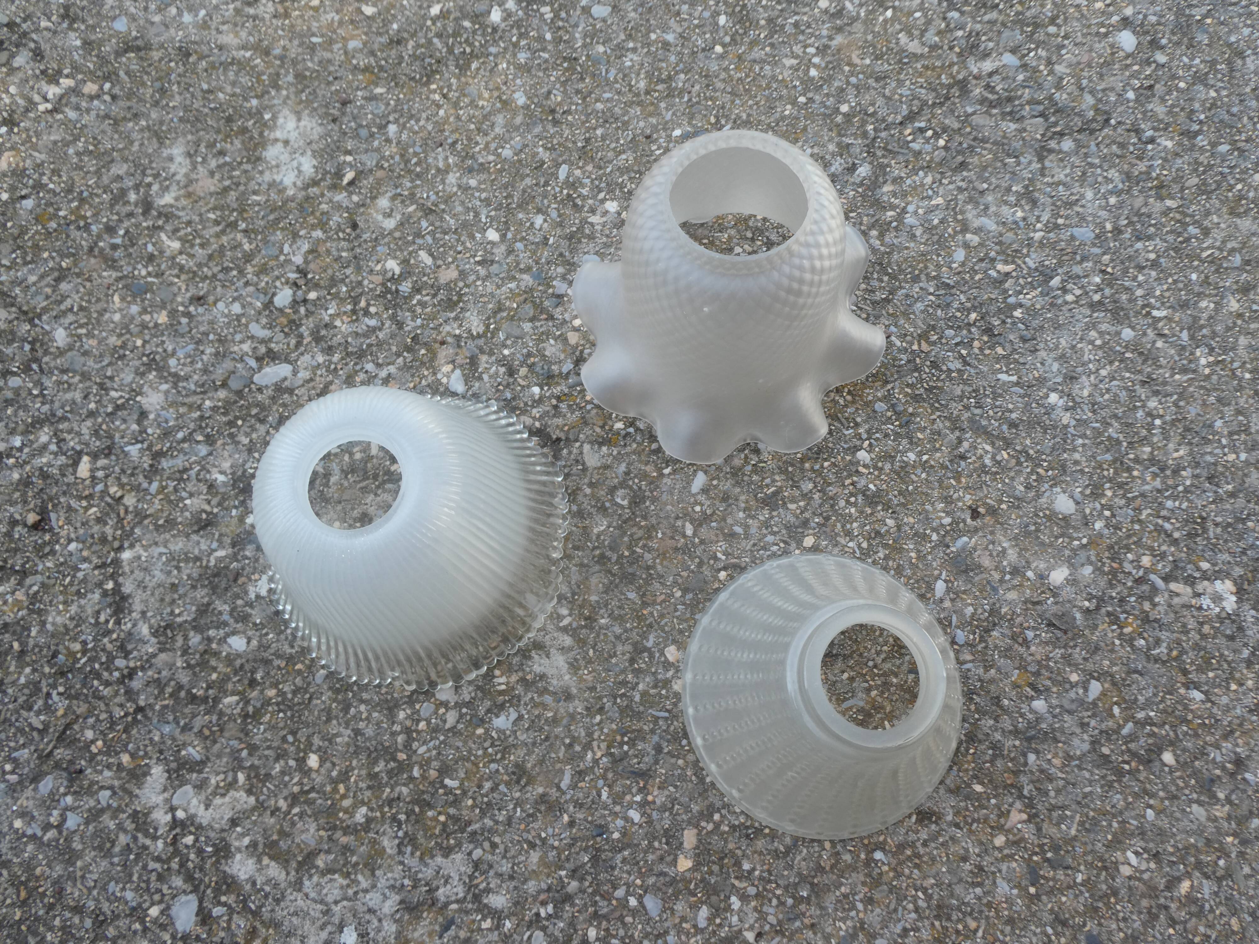 Lot de 3 suspensions globe en verre moulé vintage