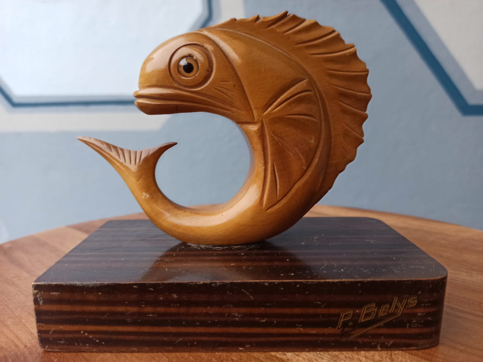 Paire de serre livres en bois sculpté