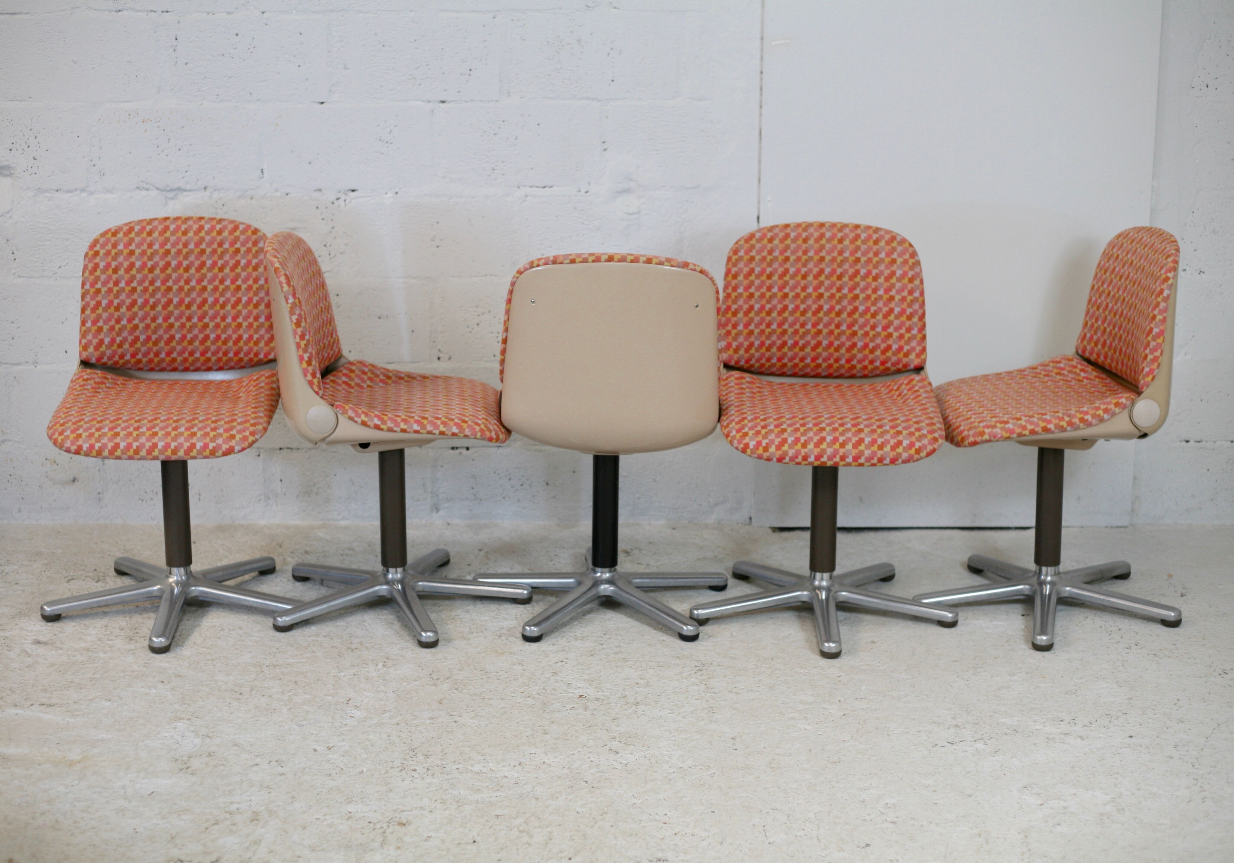 5 chairs "space age", Wilkhahn edition, plastic shells, star steel base. Circa 1970
