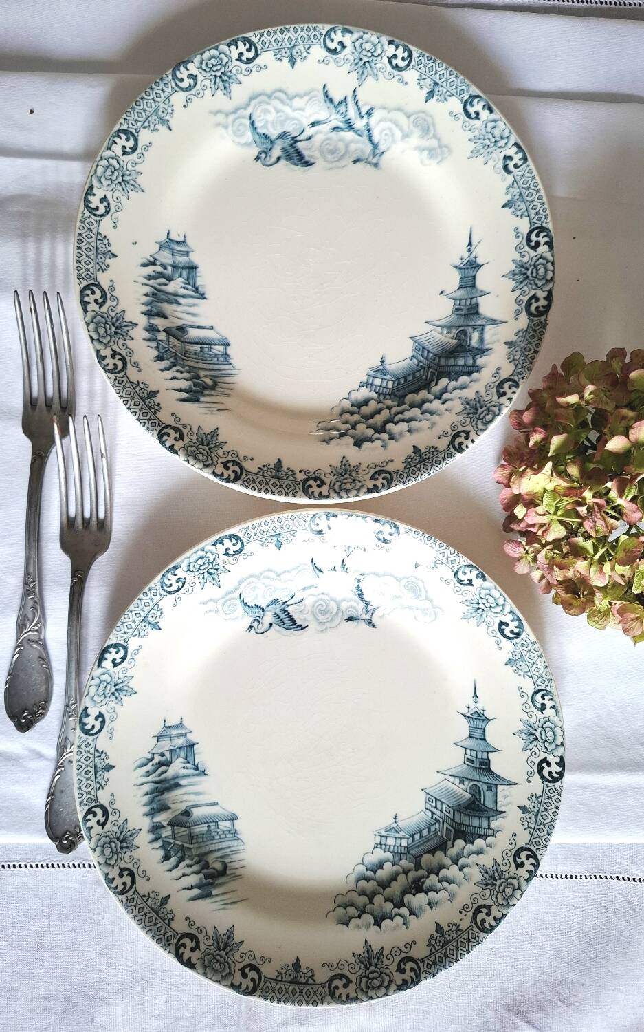 Assiettes plates anciennes dépareillées en faïence terre de fer