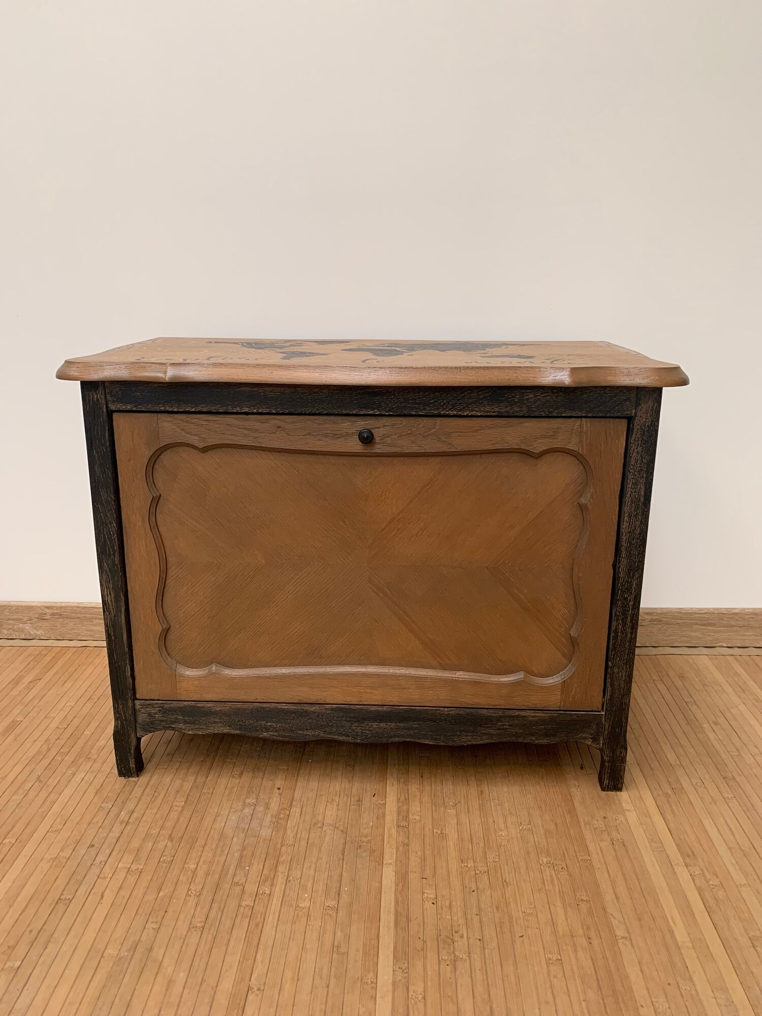 Storage cabinet "explores the world" stencil world map