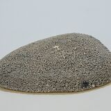 Assiette décorative en céramique émaillée plâtre  décor chasse préhistorique