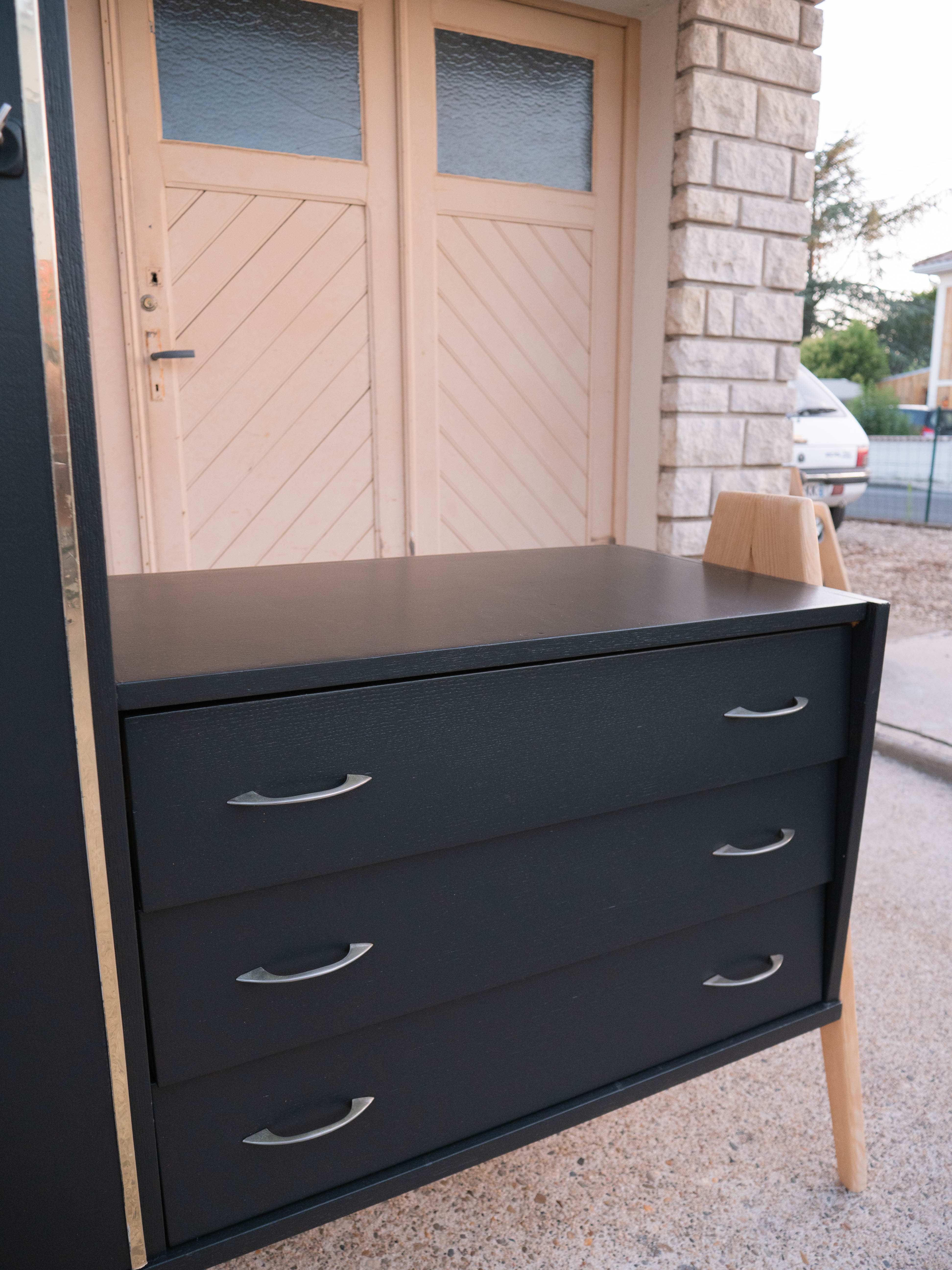 Asymmetrical cabinet