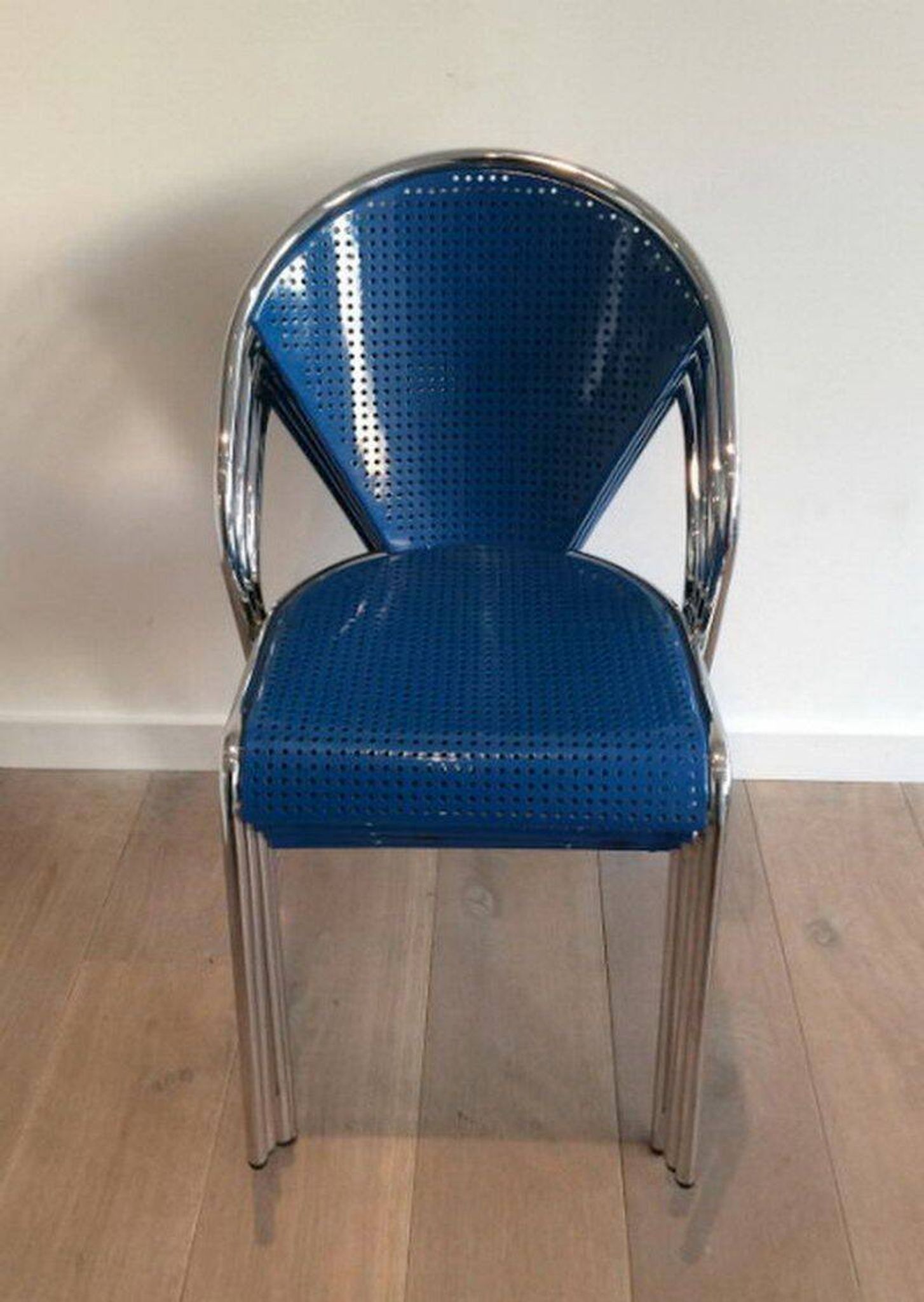 Set of 4 chrome chairs with perforated seats in blue lacquered metal