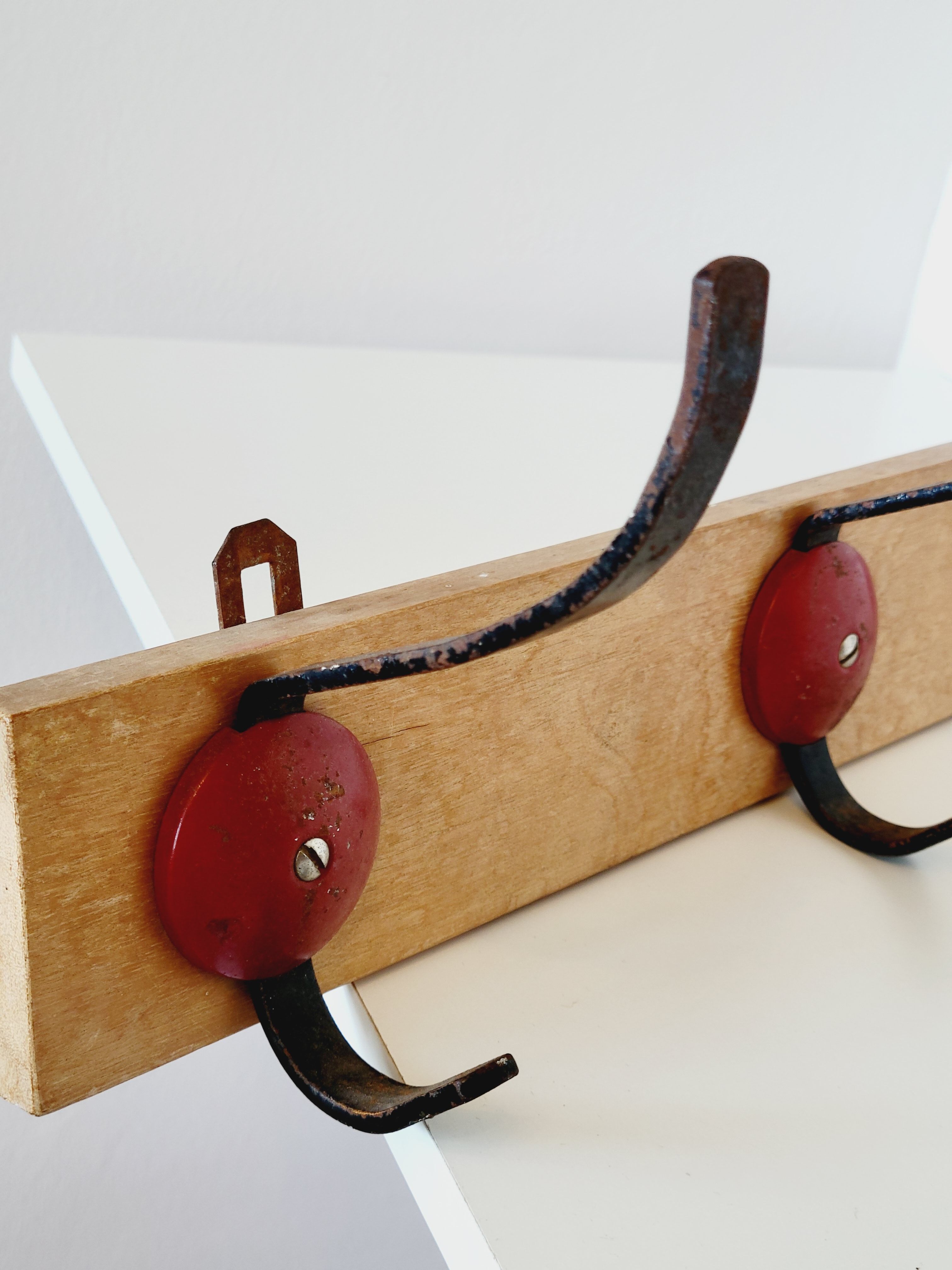 Industrial vintage coat rack 3 hooks in black and red metal