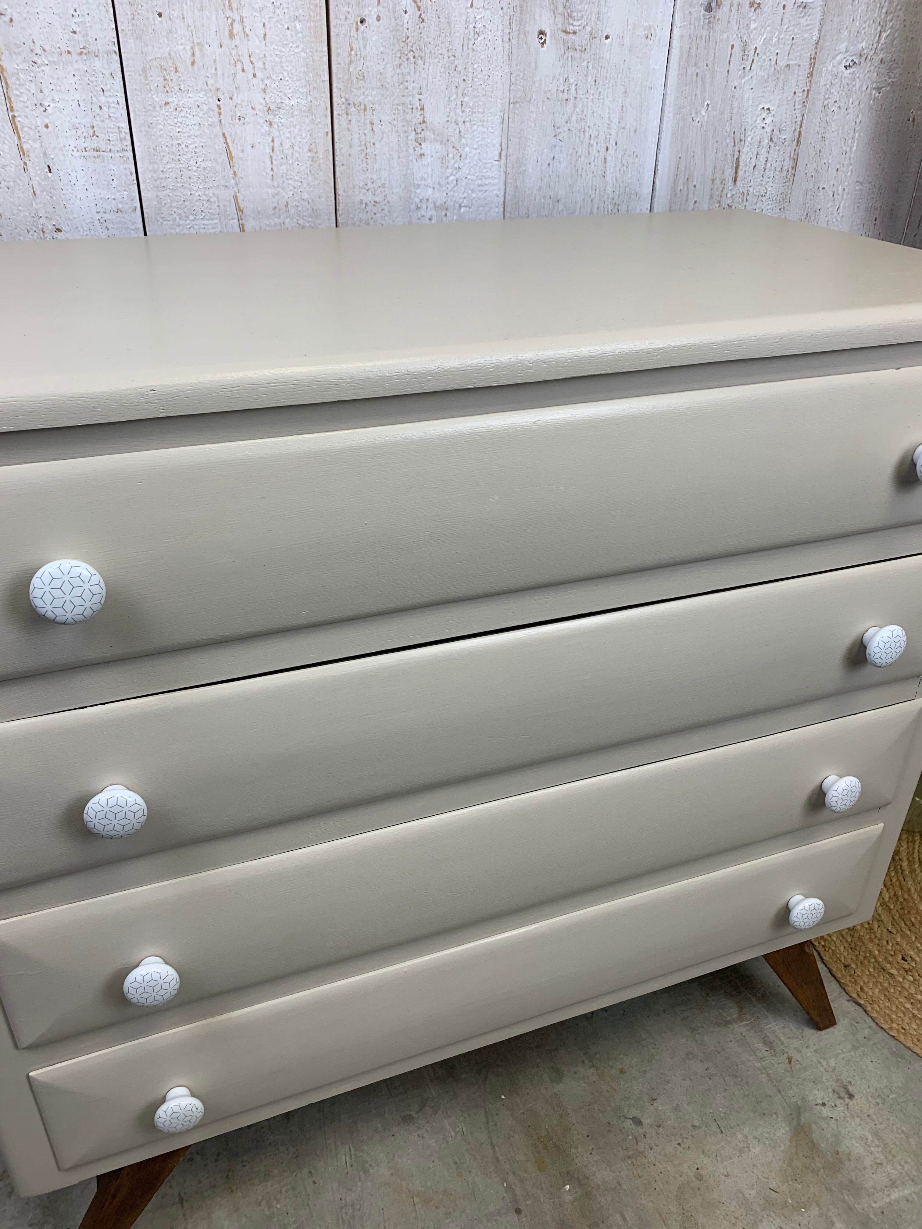 Dresser with compass feet