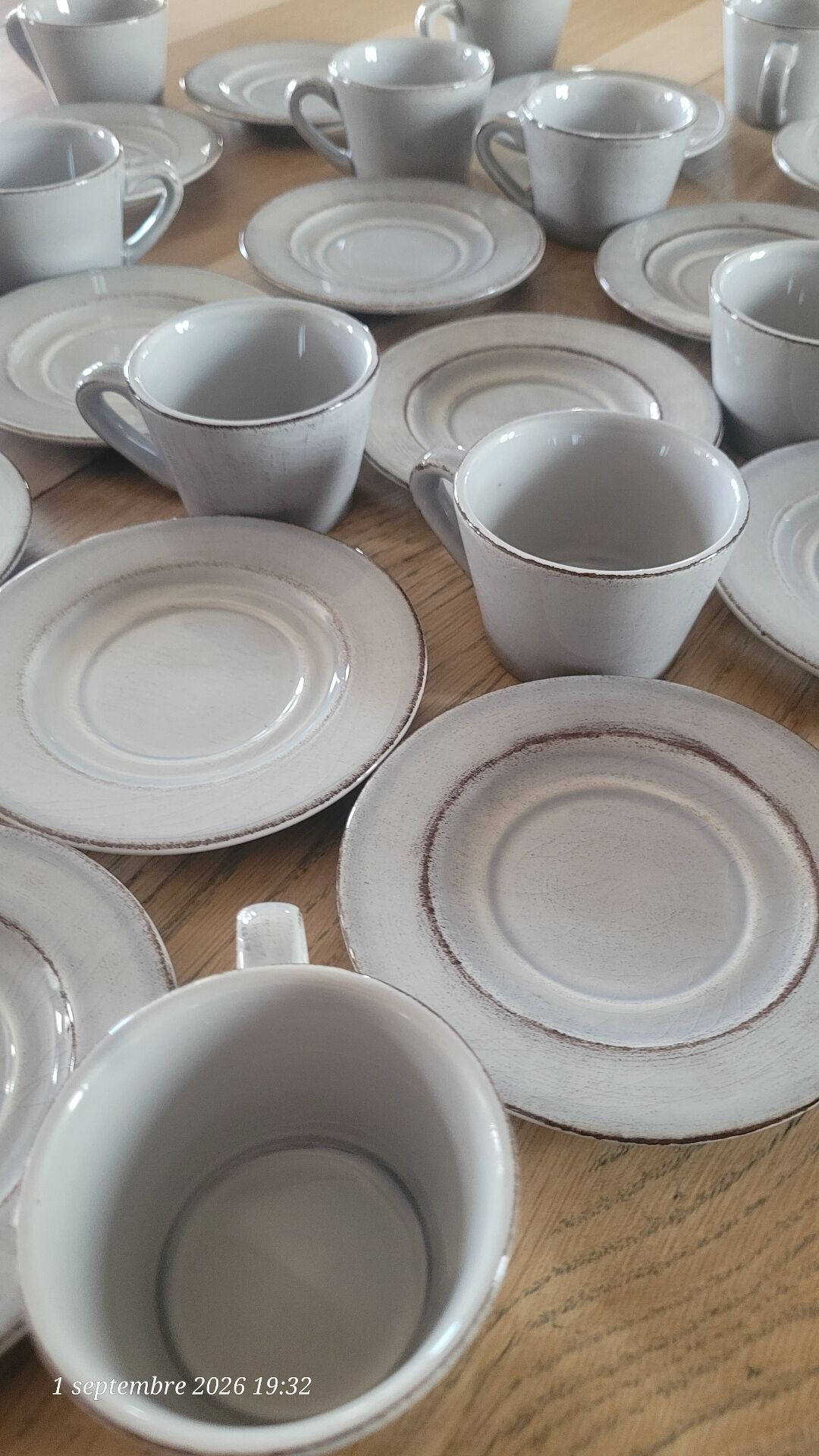 17 hand-painted stoneware coffee cups and saucers (ideal for professional use)