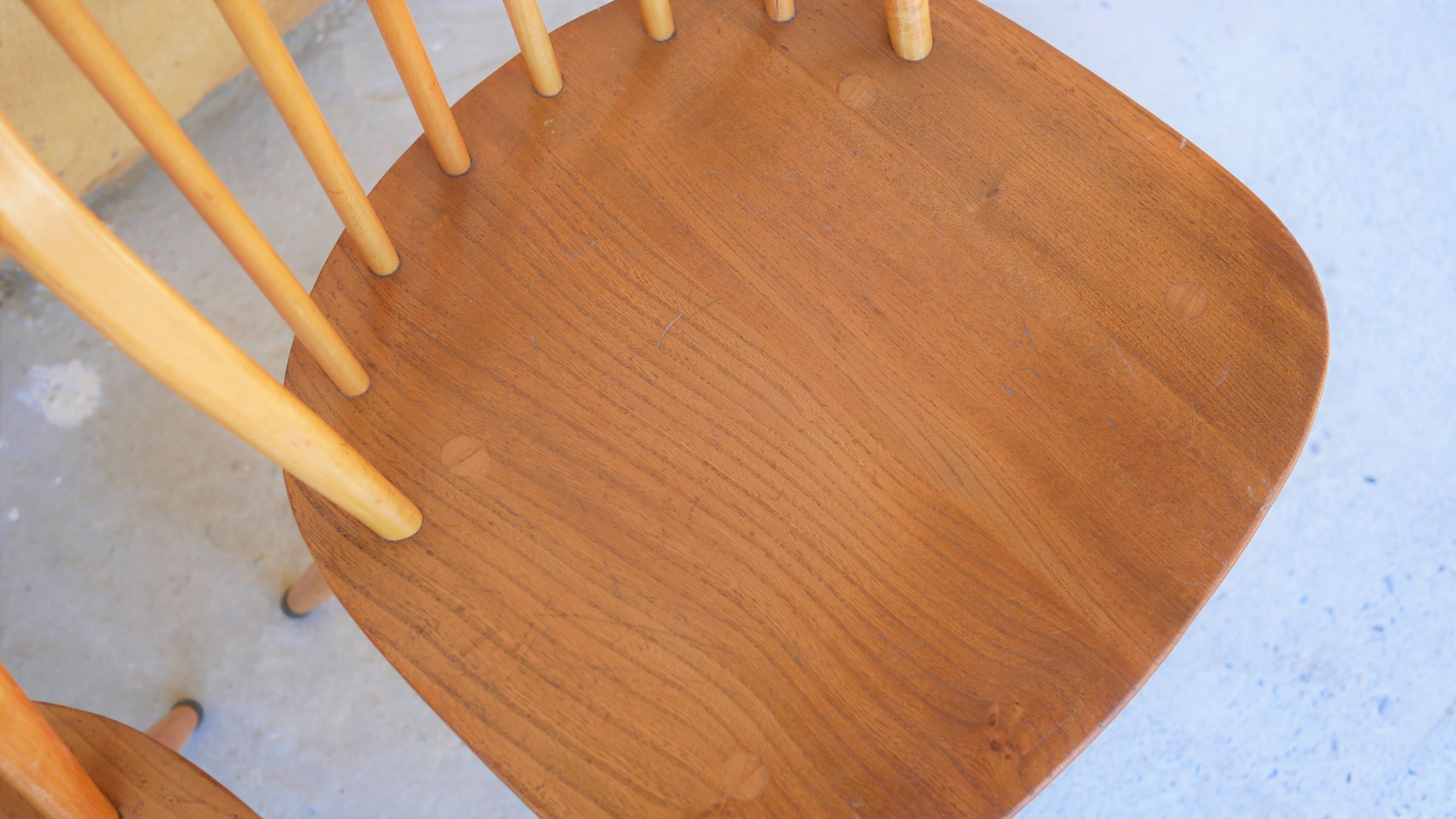 Série de 4 chaises « Windsor » par L. Ercolani pour les éditions Ercol