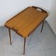 Table d'appoint plateau de service Aase Dreieri Ganddal Norvège  en teck et chêne années 1960