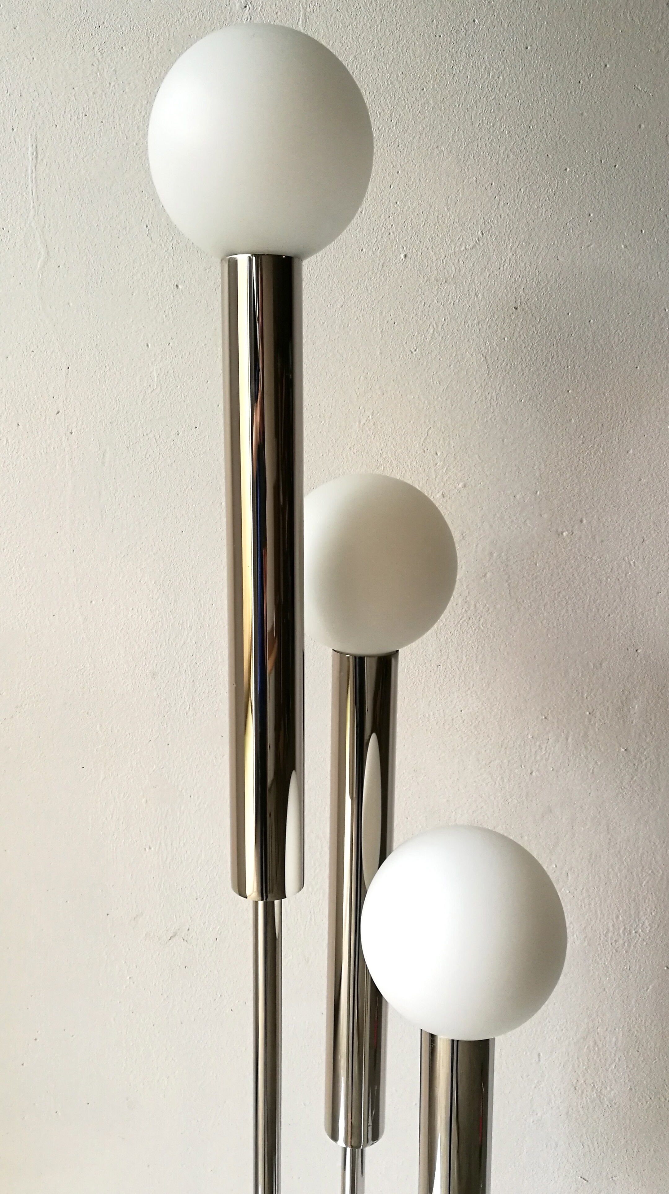 Lampadaire années 70 chromé 3 boules opalines blanche