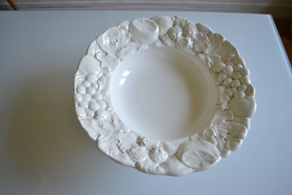 Geneviève Lethu '' Mado '' grande coupe faïence barbotine D: 38 cm