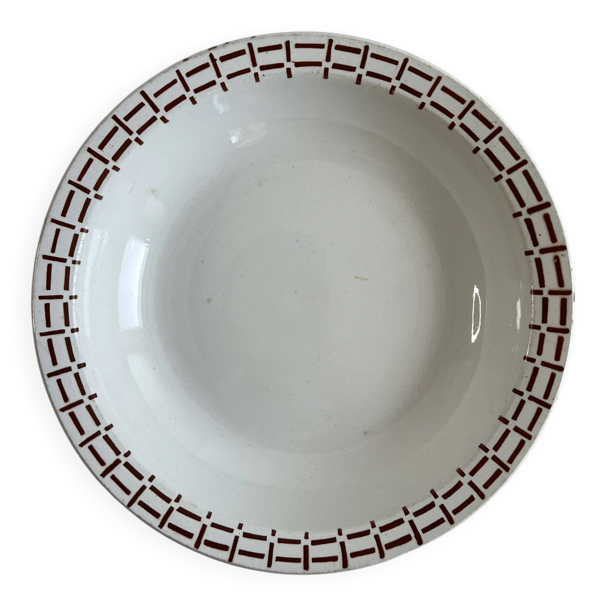 Presentation plate with a brown pattern