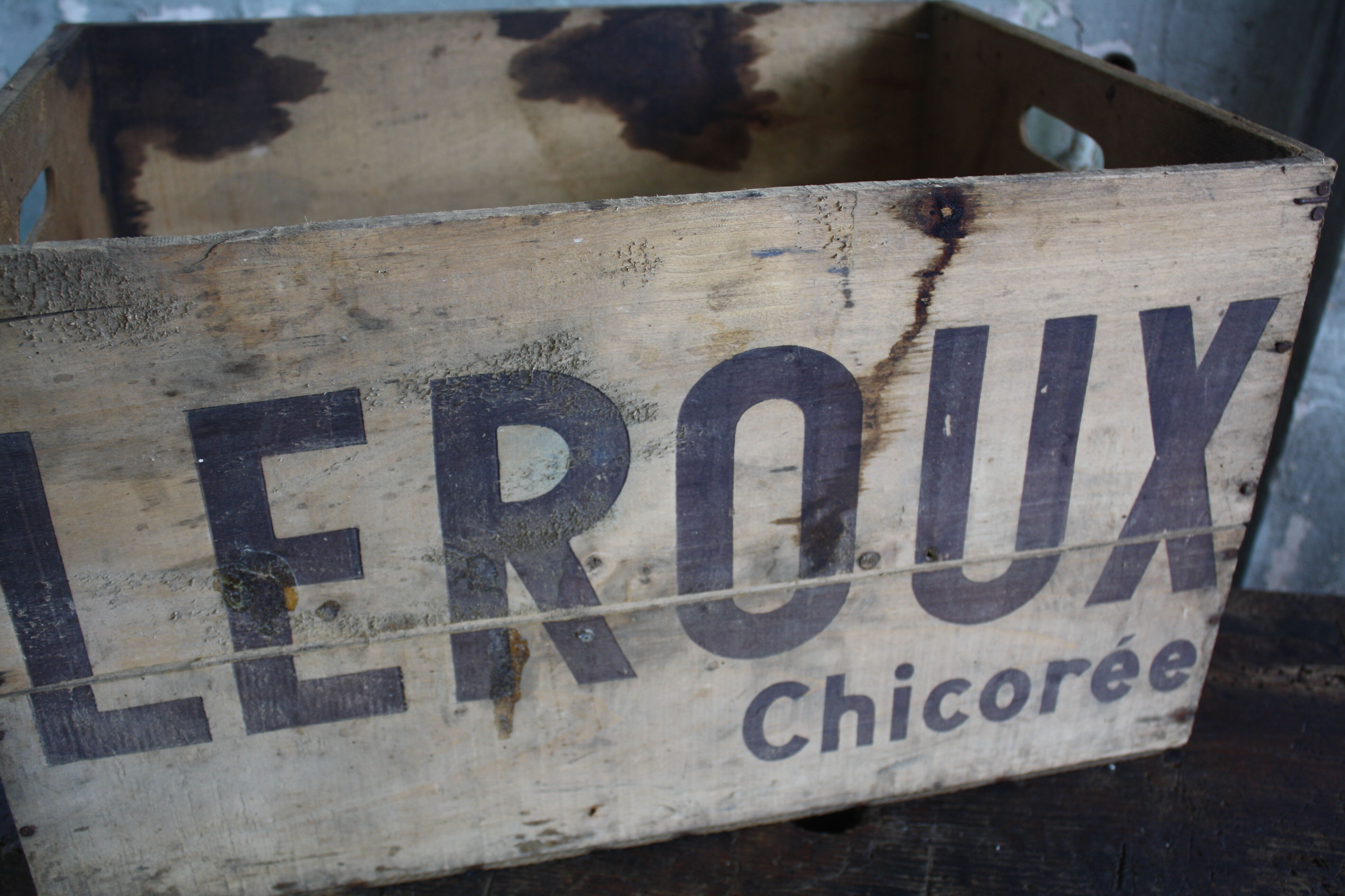 Leroux chicory wooden case