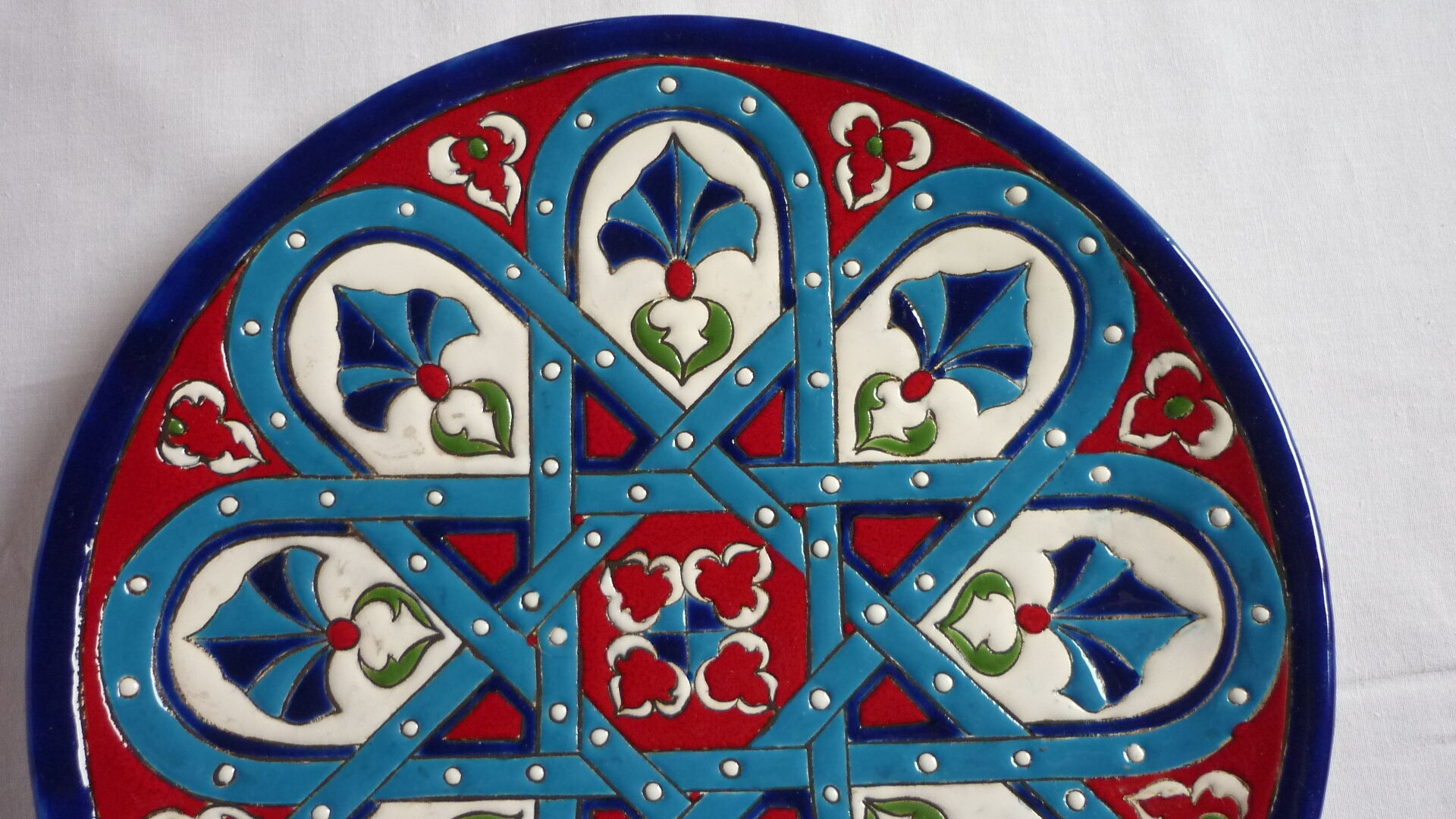 Flat enamelled geometrical patterns