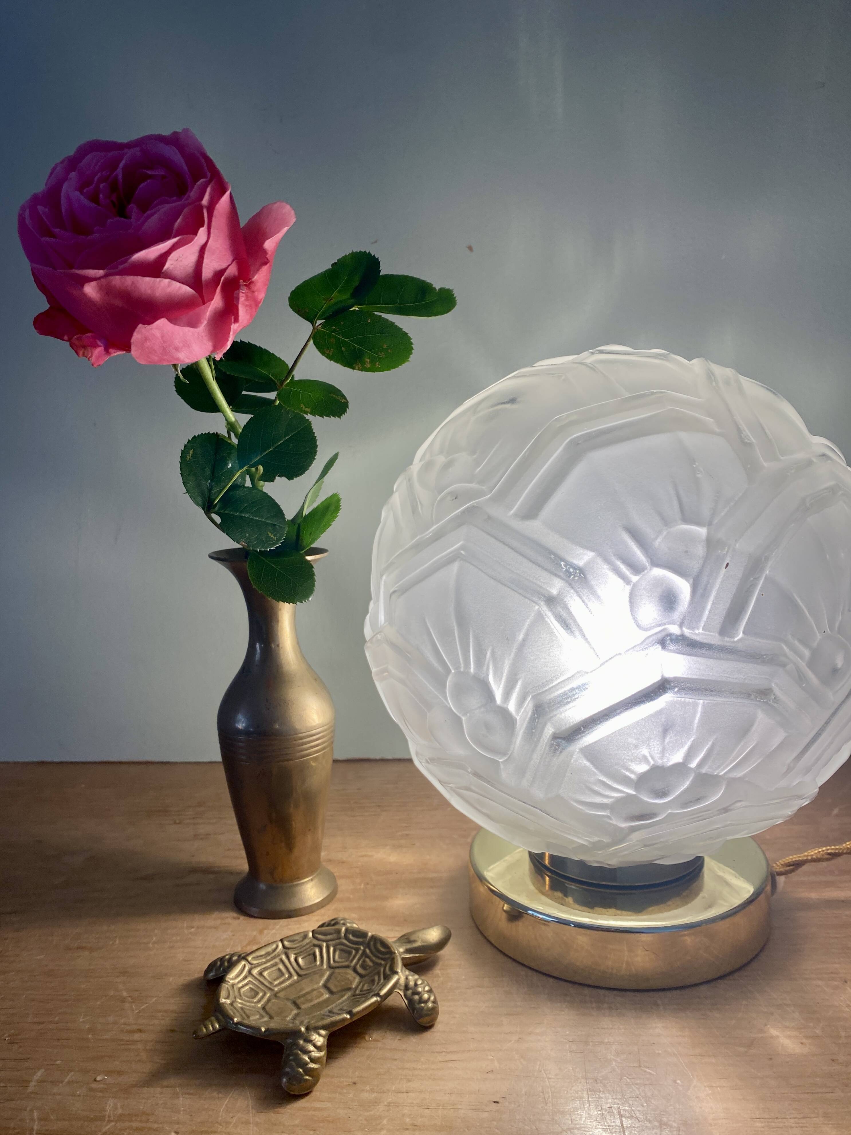 Vintage art deco globe table lamp in frosted glass