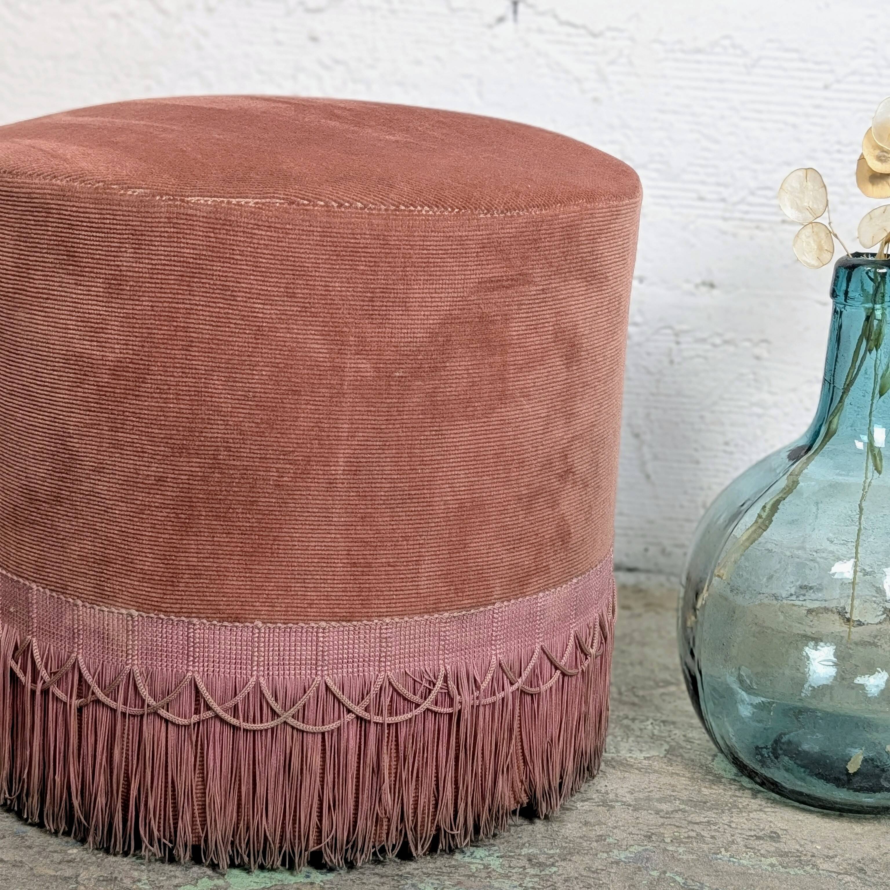 Pouf rond velours vieux rose à franges