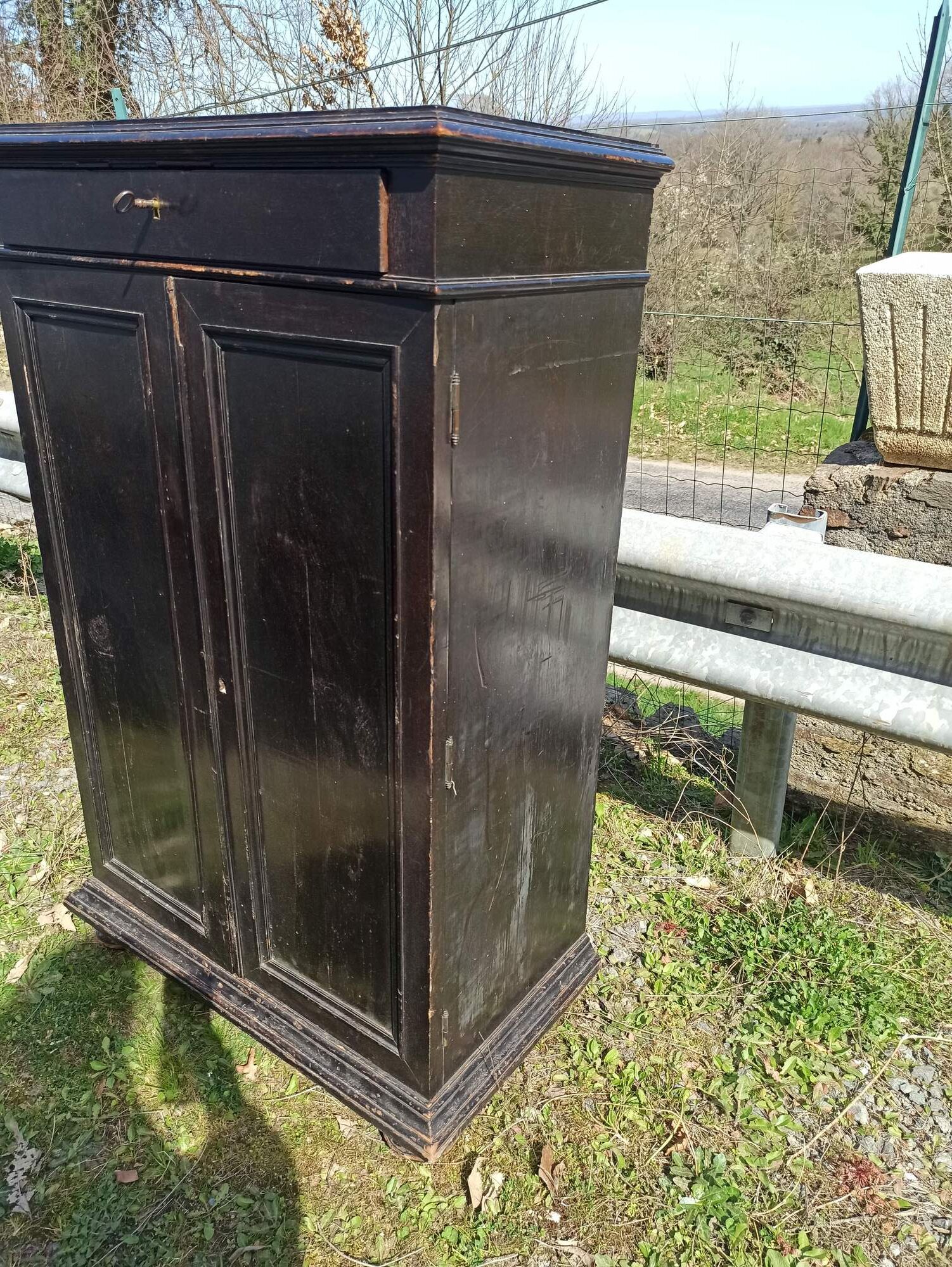 Sideboard 2 doors 1 drawers in blackened wooden support height