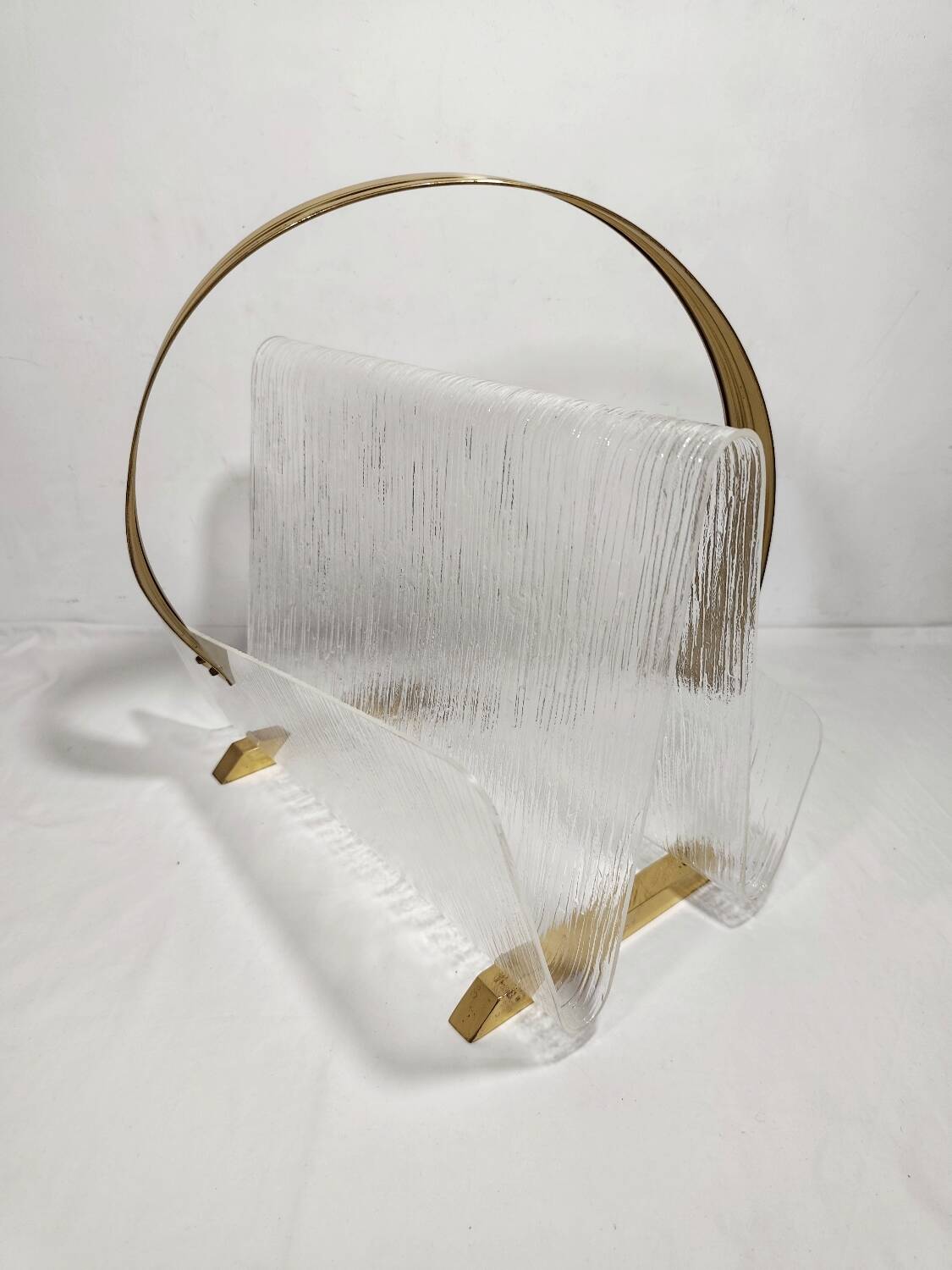 Revistero de metacrilato y latón. España, 1980s.