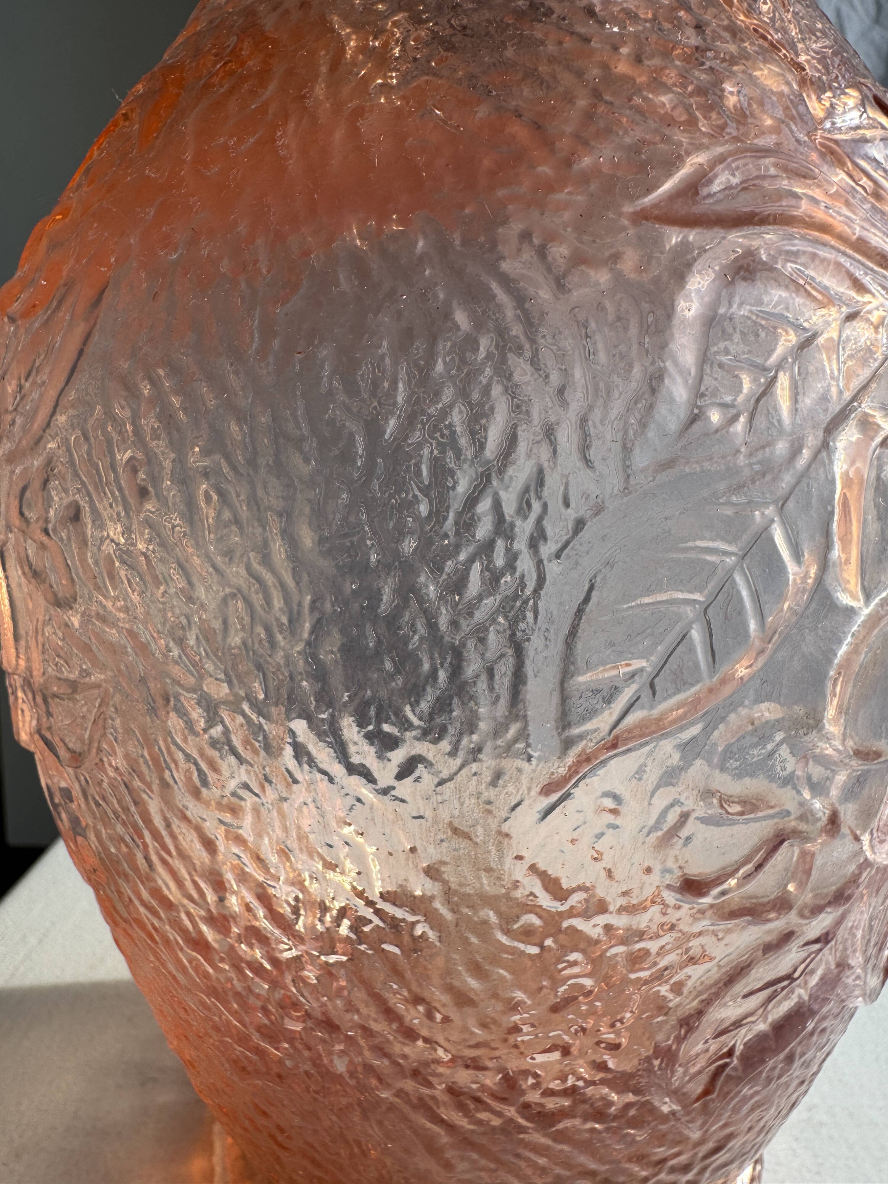 Grand vase rose en verre moulé italien vintage H31