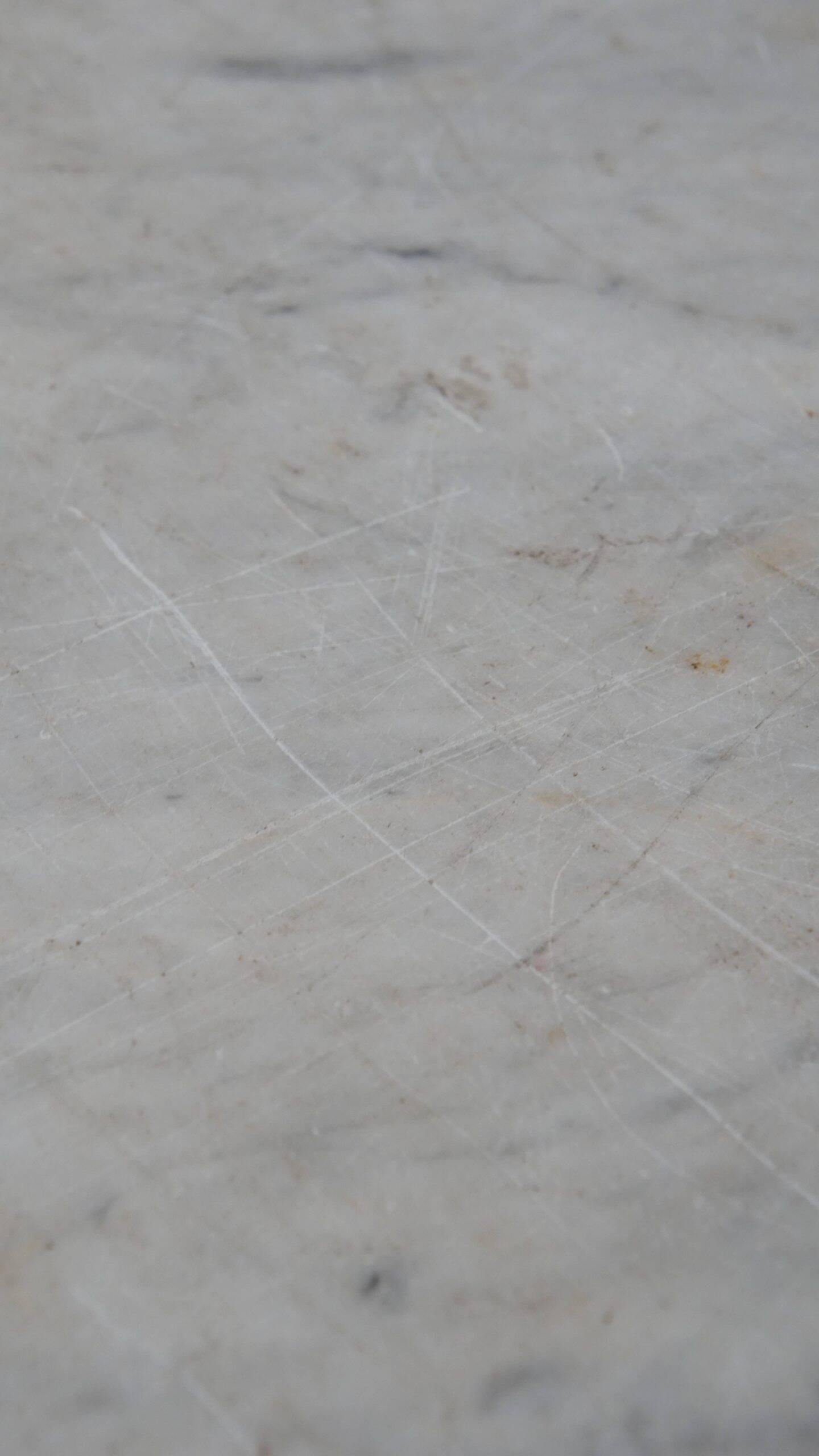 Buffet/comptoir/table d'appoint ancien unique, de couleur verte, datant de la fin du XIXe/début du XXe siècle, avec un plateau en marbre.