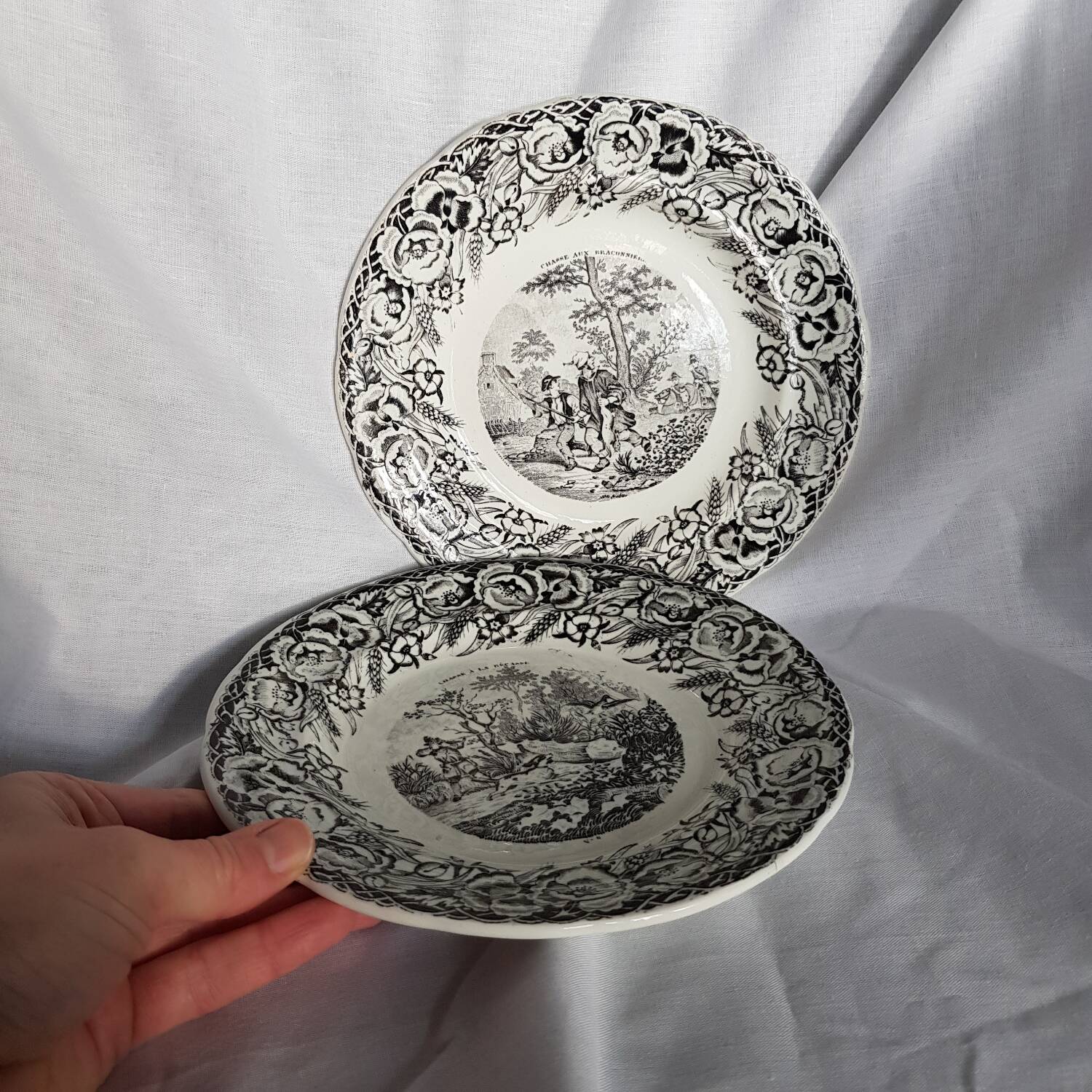 Lot de 2 assiettes parlantes Gien en noir et blanc