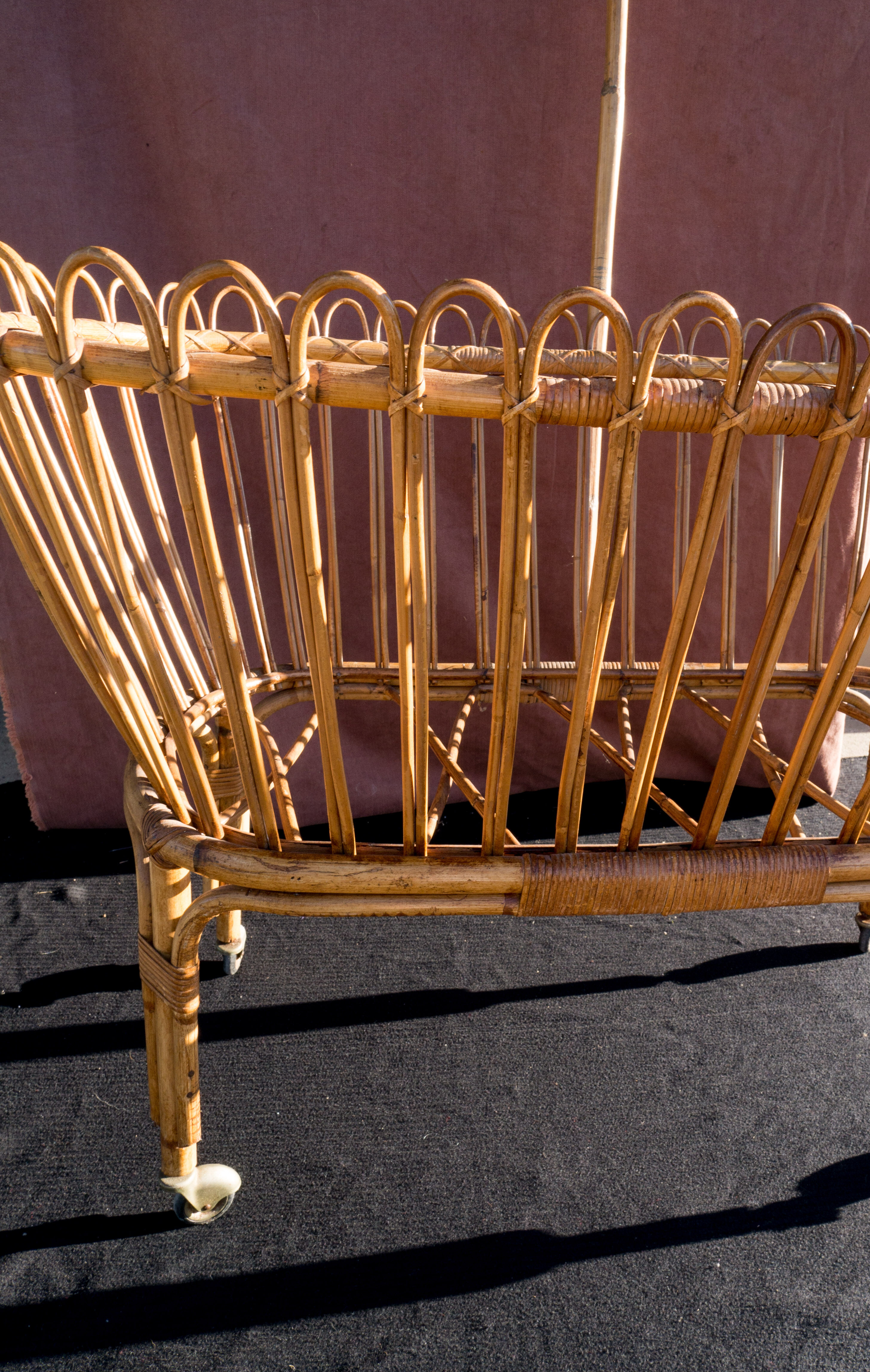 Cradle rattan on feet and swan neck