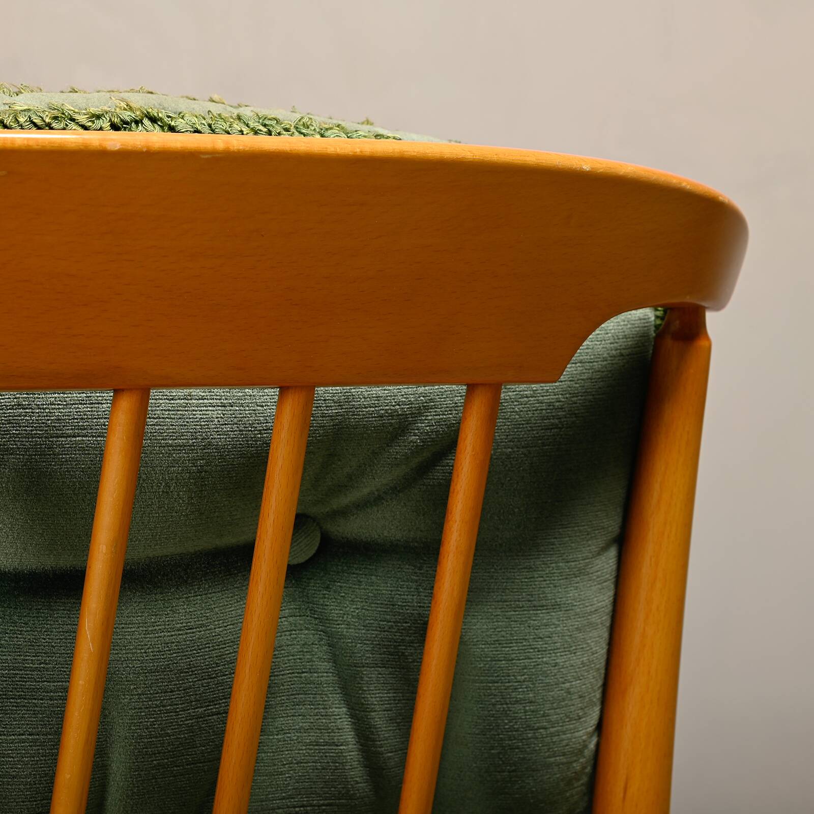 Fauteuils Skrindan en hêtre et velours vert, par Kerstin Hörlin-Homquist, Suède
