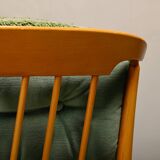 Fauteuils Skrindan en hêtre et velours vert, par Kerstin Hörlin-Homquist, Suède
